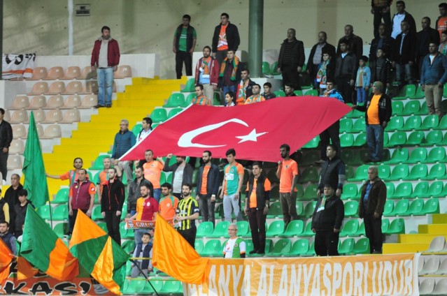 PTT 1. Lig'in 26. haftasında Alanyaspor sahasında Boluspor’u 1-0 mağlup etti. 

Karşılaşmaya futbolcular üzerinde ‘Çanakkale geçilmez’ yazan pankartla çıktı. Karşılaşma öncesi 18 Mart Şehitleri Anma Günü ve Çanakkale Zaferi’nin 101. yıldönümü dolayısıyla şehitlerimiz anısına 1 dakikalık saygı duruşunda bulunuldu. Futbolcularla birlikte sahaya çıkan çocuklar ise seremonide ellerinde Türk Bayrakları ile yer aldı. 

MAÇTAN DAKİKALAR

14. dakikada Caner’in ortasında ceza sahası içinde Ahmet'in kafa vuruşunda top az farkla auta gitti.
20. dakikada Alanyaspor'un kazandığı serbest vuruşta Galip'in ortasına iyi yükselen Ahmet kafayla topu filelere gönderdi. 1-0
29. dakikada Alican'ın ortasına Tevfik yükseldi ancak kaleci Haydar topu tek hamlede kontrol etti. 
47. dakikada Tevfik'in ceza sahası dışından sert şutunda top az farkla auta gitti.
48. dakikada ceza sahası dışında topla buluşan Yusuf'un sert şutunda kaleci Haydar son anda topu kornere çeldi.
90+3. dakikada Galip ile duvar pası yaprak ceza sahasına giren Tayfur’un yakın mesafeden vuruşunda top kaleci Soner’den döndü. 

STAT: Alanya Oba Stadı
HAKEMLER: Çağatay Şahan xx, Deniz Turgut xx, Hüsnü Emre Çelimli xx
MULTİGROUP ALANYASPOR: Haydar xx, Caner xx, Ahmet xx, Sezer xx, Özgür xx, Deniz x, Galip x, Efecan xx ( Perovic dk. 81 x), Emre xx (Gökay dk. 83 x), Tayfur xx (Suley dk. 90 x), Ayite xx
YEDEKLER: Alişan Şeker, Kerem Can Akyüz, Darvydas Sernas, Barış Örücü 
TEKNİK DİREKTÖR: Hüseyin Kalpan
BOLUSPOR: Soner xx, Kemal xx, Hasan xx (Andaç dk. 89 ?), Emre xx, Adem xx, Tevfik xx, Yusuf Emre xx (Hernandez dk. 75 x), Özgür Can xx, Alican xx, Cengiz Umut xx, Cumali xx (Arif dk.75 x)
YEDEKLER: Erdi Yokuşlu, Luiz Henrique, Fatih Turan, Orhan Gülle 
TEKNİK DİREKTÖR: Fatih Tekke
GOL: Ahmet (dk. 20) (Alanyaspor)
SARI KARTLAR: Caner, Ahmet, Galip, Gökay (Alanyaspor), Hasan, Kemal, Emre (Boluspor)


PTT 1.LİG PUAN DURUMU
	
1.ADANASPOR A.Ş.	      26	15	5	6	38	25	13      50
2.KARDEMİR KARABÜKSPOR	      26	13	8	5	29	18	11	47
3.MULTIGROUP ALANYASPOR       26	12	7	7	46	32	14	43
4.ADANA DEMİRSPOR	      26	12	7	7	41	28	13      43
5.VARTAŞ ELAZIĞSPOR	      26	11	9	6	36	28	8	42
6.BALIKESİRSPOR	              26  	9	12	5	31	23	8	39
7.GAZİANTEP B.Ş.SPOR	      26	9	12	5	27	22	5	39
8.GİRESUNSPOR	              26	10	7	9	39	33	6	37
9.SAMSUNSPOR	              26        10  	7	9	38	28	10	34
10.GÖZTEPE A.Ş.               26	8	10	8	31	28	3	34
11.BOLUSPOR	              26	8	10	8	28	36	-8	34
12.ALTINORDU A.Ş.	      26	8	9	9	25	29	-4	33
13.ALİMA YENİ MALATYASPOR     26	9	4	13	25	32	-7	31
14.ŞANLIURFASPOR	      26	6	8	12	23	35	-12	26
15.KAYSERİ ERCİYESSPOR	      26	6	7	13	24	39	-15	25
16.1461 TRABZON	              26        6	7	13	23	39	-16	25
17.DENİZLİSPOR	              26	7	6	13	28	42	-14	24
18.KARŞIYAKA	              26	4	7	15	23	38	-15	19

Ceza Puanı Alan Takımlar

Takım Adı	CezaPuanı
SAMSUNSPOR	   3
DENİZLİSPOR	   3
