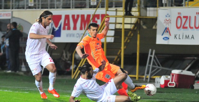 PTT 1. Lig'in 26. haftasında Alanyaspor sahasında Boluspor’u 1-0 mağlup etti. 

Karşılaşmaya futbolcular üzerinde ‘Çanakkale geçilmez’ yazan pankartla çıktı. Karşılaşma öncesi 18 Mart Şehitleri Anma Günü ve Çanakkale Zaferi’nin 101. yıldönümü dolayısıyla şehitlerimiz anısına 1 dakikalık saygı duruşunda bulunuldu. Futbolcularla birlikte sahaya çıkan çocuklar ise seremonide ellerinde Türk Bayrakları ile yer aldı. 

MAÇTAN DAKİKALAR

14. dakikada Caner’in ortasında ceza sahası içinde Ahmet'in kafa vuruşunda top az farkla auta gitti.
20. dakikada Alanyaspor'un kazandığı serbest vuruşta Galip'in ortasına iyi yükselen Ahmet kafayla topu filelere gönderdi. 1-0
29. dakikada Alican'ın ortasına Tevfik yükseldi ancak kaleci Haydar topu tek hamlede kontrol etti. 
47. dakikada Tevfik'in ceza sahası dışından sert şutunda top az farkla auta gitti.
48. dakikada ceza sahası dışında topla buluşan Yusuf'un sert şutunda kaleci Haydar son anda topu kornere çeldi.
90+3. dakikada Galip ile duvar pası yaprak ceza sahasına giren Tayfur’un yakın mesafeden vuruşunda top kaleci Soner’den döndü. 

STAT: Alanya Oba Stadı
HAKEMLER: Çağatay Şahan xx, Deniz Turgut xx, Hüsnü Emre Çelimli xx
MULTİGROUP ALANYASPOR: Haydar xx, Caner xx, Ahmet xx, Sezer xx, Özgür xx, Deniz x, Galip x, Efecan xx ( Perovic dk. 81 x), Emre xx (Gökay dk. 83 x), Tayfur xx (Suley dk. 90 x), Ayite xx
YEDEKLER: Alişan Şeker, Kerem Can Akyüz, Darvydas Sernas, Barış Örücü 
TEKNİK DİREKTÖR: Hüseyin Kalpan
BOLUSPOR: Soner xx, Kemal xx, Hasan xx (Andaç dk. 89 ?), Emre xx, Adem xx, Tevfik xx, Yusuf Emre xx (Hernandez dk. 75 x), Özgür Can xx, Alican xx, Cengiz Umut xx, Cumali xx (Arif dk.75 x)
YEDEKLER: Erdi Yokuşlu, Luiz Henrique, Fatih Turan, Orhan Gülle 
TEKNİK DİREKTÖR: Fatih Tekke
GOL: Ahmet (dk. 20) (Alanyaspor)
SARI KARTLAR: Caner, Ahmet, Galip, Gökay (Alanyaspor), Hasan, Kemal, Emre (Boluspor)


PTT 1.LİG PUAN DURUMU
	
1.ADANASPOR A.Ş.	      26	15	5	6	38	25	13      50
2.KARDEMİR KARABÜKSPOR	      26	13	8	5	29	18	11	47
3.MULTIGROUP ALANYASPOR       26	12	7	7	46	32	14	43
4.ADANA DEMİRSPOR	      26	12	7	7	41	28	13      43
5.VARTAŞ ELAZIĞSPOR	      26	11	9	6	36	28	8	42
6.BALIKESİRSPOR	              26  	9	12	5	31	23	8	39
7.GAZİANTEP B.Ş.SPOR	      26	9	12	5	27	22	5	39
8.GİRESUNSPOR	              26	10	7	9	39	33	6	37
9.SAMSUNSPOR	              26        10  	7	9	38	28	10	34
10.GÖZTEPE A.Ş.               26	8	10	8	31	28	3	34
11.BOLUSPOR	              26	8	10	8	28	36	-8	34
12.ALTINORDU A.Ş.	      26	8	9	9	25	29	-4	33
13.ALİMA YENİ MALATYASPOR     26	9	4	13	25	32	-7	31
14.ŞANLIURFASPOR	      26	6	8	12	23	35	-12	26
15.KAYSERİ ERCİYESSPOR	      26	6	7	13	24	39	-15	25
16.1461 TRABZON	              26        6	7	13	23	39	-16	25
17.DENİZLİSPOR	              26	7	6	13	28	42	-14	24
18.KARŞIYAKA	              26	4	7	15	23	38	-15	19

Ceza Puanı Alan Takımlar

Takım Adı	CezaPuanı
SAMSUNSPOR	   3
DENİZLİSPOR	   3