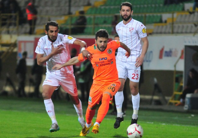 PTT 1. Lig'in 26. haftasında Alanyaspor sahasında Boluspor’u 1-0 mağlup etti. 

Karşılaşmaya futbolcular üzerinde ‘Çanakkale geçilmez’ yazan pankartla çıktı. Karşılaşma öncesi 18 Mart Şehitleri Anma Günü ve Çanakkale Zaferi’nin 101. yıldönümü dolayısıyla şehitlerimiz anısına 1 dakikalık saygı duruşunda bulunuldu. Futbolcularla birlikte sahaya çıkan çocuklar ise seremonide ellerinde Türk Bayrakları ile yer aldı. 

MAÇTAN DAKİKALAR

14. dakikada Caner’in ortasında ceza sahası içinde Ahmet'in kafa vuruşunda top az farkla auta gitti.
20. dakikada Alanyaspor'un kazandığı serbest vuruşta Galip'in ortasına iyi yükselen Ahmet kafayla topu filelere gönderdi. 1-0
29. dakikada Alican'ın ortasına Tevfik yükseldi ancak kaleci Haydar topu tek hamlede kontrol etti. 
47. dakikada Tevfik'in ceza sahası dışından sert şutunda top az farkla auta gitti.
48. dakikada ceza sahası dışında topla buluşan Yusuf'un sert şutunda kaleci Haydar son anda topu kornere çeldi.
90+3. dakikada Galip ile duvar pası yaprak ceza sahasına giren Tayfur’un yakın mesafeden vuruşunda top kaleci Soner’den döndü. 

STAT: Alanya Oba Stadı
HAKEMLER: Çağatay Şahan xx, Deniz Turgut xx, Hüsnü Emre Çelimli xx
MULTİGROUP ALANYASPOR: Haydar xx, Caner xx, Ahmet xx, Sezer xx, Özgür xx, Deniz x, Galip x, Efecan xx ( Perovic dk. 81 x), Emre xx (Gökay dk. 83 x), Tayfur xx (Suley dk. 90 x), Ayite xx
YEDEKLER: Alişan Şeker, Kerem Can Akyüz, Darvydas Sernas, Barış Örücü 
TEKNİK DİREKTÖR: Hüseyin Kalpan
BOLUSPOR: Soner xx, Kemal xx, Hasan xx (Andaç dk. 89 ?), Emre xx, Adem xx, Tevfik xx, Yusuf Emre xx (Hernandez dk. 75 x), Özgür Can xx, Alican xx, Cengiz Umut xx, Cumali xx (Arif dk.75 x)
YEDEKLER: Erdi Yokuşlu, Luiz Henrique, Fatih Turan, Orhan Gülle 
TEKNİK DİREKTÖR: Fatih Tekke
GOL: Ahmet (dk. 20) (Alanyaspor)
SARI KARTLAR: Caner, Ahmet, Galip, Gökay (Alanyaspor), Hasan, Kemal, Emre (Boluspor)


PTT 1.LİG PUAN DURUMU
	
1.ADANASPOR A.Ş.	      26	15	5	6	38	25	13      50
2.KARDEMİR KARABÜKSPOR	      26	13	8	5	29	18	11	47
3.MULTIGROUP ALANYASPOR       26	12	7	7	46	32	14	43
4.ADANA DEMİRSPOR	      26	12	7	7	41	28	13      43
5.VARTAŞ ELAZIĞSPOR	      26	11	9	6	36	28	8	42
6.BALIKESİRSPOR	              26  	9	12	5	31	23	8	39
7.GAZİANTEP B.Ş.SPOR	      26	9	12	5	27	22	5	39
8.GİRESUNSPOR	              26	10	7	9	39	33	6	37
9.SAMSUNSPOR	              26        10  	7	9	38	28	10	34
10.GÖZTEPE A.Ş.               26	8	10	8	31	28	3	34
11.BOLUSPOR	              26	8	10	8	28	36	-8	34
12.ALTINORDU A.Ş.	      26	8	9	9	25	29	-4	33
13.ALİMA YENİ MALATYASPOR     26	9	4	13	25	32	-7	31
14.ŞANLIURFASPOR	      26	6	8	12	23	35	-12	26
15.KAYSERİ ERCİYESSPOR	      26	6	7	13	24	39	-15	25
16.1461 TRABZON	              26        6	7	13	23	39	-16	25
17.DENİZLİSPOR	              26	7	6	13	28	42	-14	24
18.KARŞIYAKA	              26	4	7	15	23	38	-15	19

Ceza Puanı Alan Takımlar

Takım Adı	CezaPuanı
SAMSUNSPOR	   3
DENİZLİSPOR	   3