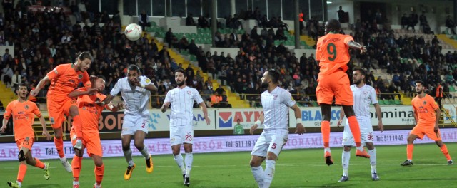 PTT 1. Lig'in 26. haftasında Alanyaspor sahasında Boluspor’u 1-0 mağlup etti. 

Karşılaşmaya futbolcular üzerinde ‘Çanakkale geçilmez’ yazan pankartla çıktı. Karşılaşma öncesi 18 Mart Şehitleri Anma Günü ve Çanakkale Zaferi’nin 101. yıldönümü dolayısıyla şehitlerimiz anısına 1 dakikalık saygı duruşunda bulunuldu. Futbolcularla birlikte sahaya çıkan çocuklar ise seremonide ellerinde Türk Bayrakları ile yer aldı. 

MAÇTAN DAKİKALAR

14. dakikada Caner’in ortasında ceza sahası içinde Ahmet'in kafa vuruşunda top az farkla auta gitti.
20. dakikada Alanyaspor'un kazandığı serbest vuruşta Galip'in ortasına iyi yükselen Ahmet kafayla topu filelere gönderdi. 1-0
29. dakikada Alican'ın ortasına Tevfik yükseldi ancak kaleci Haydar topu tek hamlede kontrol etti. 
47. dakikada Tevfik'in ceza sahası dışından sert şutunda top az farkla auta gitti.
48. dakikada ceza sahası dışında topla buluşan Yusuf'un sert şutunda kaleci Haydar son anda topu kornere çeldi.
90+3. dakikada Galip ile duvar pası yaprak ceza sahasına giren Tayfur’un yakın mesafeden vuruşunda top kaleci Soner’den döndü. 

STAT: Alanya Oba Stadı
HAKEMLER: Çağatay Şahan xx, Deniz Turgut xx, Hüsnü Emre Çelimli xx
MULTİGROUP ALANYASPOR: Haydar xx, Caner xx, Ahmet xx, Sezer xx, Özgür xx, Deniz x, Galip x, Efecan xx ( Perovic dk. 81 x), Emre xx (Gökay dk. 83 x), Tayfur xx (Suley dk. 90 x), Ayite xx
YEDEKLER: Alişan Şeker, Kerem Can Akyüz, Darvydas Sernas, Barış Örücü 
TEKNİK DİREKTÖR: Hüseyin Kalpan
BOLUSPOR: Soner xx, Kemal xx, Hasan xx (Andaç dk. 89 ?), Emre xx, Adem xx, Tevfik xx, Yusuf Emre xx (Hernandez dk. 75 x), Özgür Can xx, Alican xx, Cengiz Umut xx, Cumali xx (Arif dk.75 x)
YEDEKLER: Erdi Yokuşlu, Luiz Henrique, Fatih Turan, Orhan Gülle 
TEKNİK DİREKTÖR: Fatih Tekke
GOL: Ahmet (dk. 20) (Alanyaspor)
SARI KARTLAR: Caner, Ahmet, Galip, Gökay (Alanyaspor), Hasan, Kemal, Emre (Boluspor)


PTT 1.LİG PUAN DURUMU
	
1.ADANASPOR A.Ş.	      26	15	5	6	38	25	13      50
2.KARDEMİR KARABÜKSPOR	      26	13	8	5	29	18	11	47
3.MULTIGROUP ALANYASPOR       26	12	7	7	46	32	14	43
4.ADANA DEMİRSPOR	      26	12	7	7	41	28	13      43
5.VARTAŞ ELAZIĞSPOR	      26	11	9	6	36	28	8	42
6.BALIKESİRSPOR	              26  	9	12	5	31	23	8	39
7.GAZİANTEP B.Ş.SPOR	      26	9	12	5	27	22	5	39
8.GİRESUNSPOR	              26	10	7	9	39	33	6	37
9.SAMSUNSPOR	              26        10  	7	9	38	28	10	34
10.GÖZTEPE A.Ş.               26	8	10	8	31	28	3	34
11.BOLUSPOR	              26	8	10	8	28	36	-8	34
12.ALTINORDU A.Ş.	      26	8	9	9	25	29	-4	33
13.ALİMA YENİ MALATYASPOR     26	9	4	13	25	32	-7	31
14.ŞANLIURFASPOR	      26	6	8	12	23	35	-12	26
15.KAYSERİ ERCİYESSPOR	      26	6	7	13	24	39	-15	25
16.1461 TRABZON	              26        6	7	13	23	39	-16	25
17.DENİZLİSPOR	              26	7	6	13	28	42	-14	24
18.KARŞIYAKA	              26	4	7	15	23	38	-15	19

Ceza Puanı Alan Takımlar

Takım Adı	CezaPuanı
SAMSUNSPOR	   3
DENİZLİSPOR	   3