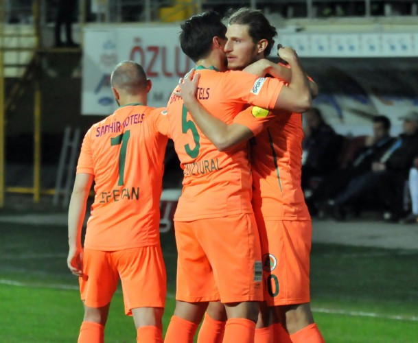 PTT 1. Lig'in 26. haftasında Alanyaspor sahasında Boluspor’u 1-0 mağlup etti. 

Karşılaşmaya futbolcular üzerinde ‘Çanakkale geçilmez’ yazan pankartla çıktı. Karşılaşma öncesi 18 Mart Şehitleri Anma Günü ve Çanakkale Zaferi’nin 101. yıldönümü dolayısıyla şehitlerimiz anısına 1 dakikalık saygı duruşunda bulunuldu. Futbolcularla birlikte sahaya çıkan çocuklar ise seremonide ellerinde Türk Bayrakları ile yer aldı. 

MAÇTAN DAKİKALAR

14. dakikada Caner’in ortasında ceza sahası içinde Ahmet'in kafa vuruşunda top az farkla auta gitti.
20. dakikada Alanyaspor'un kazandığı serbest vuruşta Galip'in ortasına iyi yükselen Ahmet kafayla topu filelere gönderdi. 1-0
29. dakikada Alican'ın ortasına Tevfik yükseldi ancak kaleci Haydar topu tek hamlede kontrol etti. 
47. dakikada Tevfik'in ceza sahası dışından sert şutunda top az farkla auta gitti.
48. dakikada ceza sahası dışında topla buluşan Yusuf'un sert şutunda kaleci Haydar son anda topu kornere çeldi.
90+3. dakikada Galip ile duvar pası yaprak ceza sahasına giren Tayfur’un yakın mesafeden vuruşunda top kaleci Soner’den döndü. 

STAT: Alanya Oba Stadı
HAKEMLER: Çağatay Şahan xx, Deniz Turgut xx, Hüsnü Emre Çelimli xx
MULTİGROUP ALANYASPOR: Haydar xx, Caner xx, Ahmet xx, Sezer xx, Özgür xx, Deniz x, Galip x, Efecan xx ( Perovic dk. 81 x), Emre xx (Gökay dk. 83 x), Tayfur xx (Suley dk. 90 x), Ayite xx
YEDEKLER: Alişan Şeker, Kerem Can Akyüz, Darvydas Sernas, Barış Örücü 
TEKNİK DİREKTÖR: Hüseyin Kalpan
BOLUSPOR: Soner xx, Kemal xx, Hasan xx (Andaç dk. 89 ?), Emre xx, Adem xx, Tevfik xx, Yusuf Emre xx (Hernandez dk. 75 x), Özgür Can xx, Alican xx, Cengiz Umut xx, Cumali xx (Arif dk.75 x)
YEDEKLER: Erdi Yokuşlu, Luiz Henrique, Fatih Turan, Orhan Gülle 
TEKNİK DİREKTÖR: Fatih Tekke
GOL: Ahmet (dk. 20) (Alanyaspor)
SARI KARTLAR: Caner, Ahmet, Galip, Gökay (Alanyaspor), Hasan, Kemal, Emre (Boluspor)


PTT 1.LİG PUAN DURUMU
	
1.ADANASPOR A.Ş.	      26	15	5	6	38	25	13      50
2.KARDEMİR KARABÜKSPOR	      26	13	8	5	29	18	11	47
3.MULTIGROUP ALANYASPOR       26	12	7	7	46	32	14	43
4.ADANA DEMİRSPOR	      26	12	7	7	41	28	13      43
5.VARTAŞ ELAZIĞSPOR	      26	11	9	6	36	28	8	42
6.BALIKESİRSPOR	              26  	9	12	5	31	23	8	39
7.GAZİANTEP B.Ş.SPOR	      26	9	12	5	27	22	5	39
8.GİRESUNSPOR	              26	10	7	9	39	33	6	37
9.SAMSUNSPOR	              26        10  	7	9	38	28	10	34
10.GÖZTEPE A.Ş.               26	8	10	8	31	28	3	34
11.BOLUSPOR	              26	8	10	8	28	36	-8	34
12.ALTINORDU A.Ş.	      26	8	9	9	25	29	-4	33
13.ALİMA YENİ MALATYASPOR     26	9	4	13	25	32	-7	31
14.ŞANLIURFASPOR	      26	6	8	12	23	35	-12	26
15.KAYSERİ ERCİYESSPOR	      26	6	7	13	24	39	-15	25
16.1461 TRABZON	              26        6	7	13	23	39	-16	25
17.DENİZLİSPOR	              26	7	6	13	28	42	-14	24
18.KARŞIYAKA	              26	4	7	15	23	38	-15	19

Ceza Puanı Alan Takımlar

Takım Adı	CezaPuanı
SAMSUNSPOR	   3
DENİZLİSPOR	   3