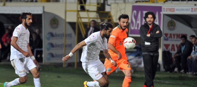 PTT 1. Lig'in 26. haftasında Alanyaspor sahasında Boluspor’u 1-0 mağlup etti. 

Karşılaşmaya futbolcular üzerinde ‘Çanakkale geçilmez’ yazan pankartla çıktı. Karşılaşma öncesi 18 Mart Şehitleri Anma Günü ve Çanakkale Zaferi’nin 101. yıldönümü dolayısıyla şehitlerimiz anısına 1 dakikalık saygı duruşunda bulunuldu. Futbolcularla birlikte sahaya çıkan çocuklar ise seremonide ellerinde Türk Bayrakları ile yer aldı. 

MAÇTAN DAKİKALAR

14. dakikada Caner’in ortasında ceza sahası içinde Ahmet'in kafa vuruşunda top az farkla auta gitti.
20. dakikada Alanyaspor'un kazandığı serbest vuruşta Galip'in ortasına iyi yükselen Ahmet kafayla topu filelere gönderdi. 1-0
29. dakikada Alican'ın ortasına Tevfik yükseldi ancak kaleci Haydar topu tek hamlede kontrol etti. 
47. dakikada Tevfik'in ceza sahası dışından sert şutunda top az farkla auta gitti.
48. dakikada ceza sahası dışında topla buluşan Yusuf'un sert şutunda kaleci Haydar son anda topu kornere çeldi.
90+3. dakikada Galip ile duvar pası yaprak ceza sahasına giren Tayfur’un yakın mesafeden vuruşunda top kaleci Soner’den döndü. 

STAT: Alanya Oba Stadı
HAKEMLER: Çağatay Şahan xx, Deniz Turgut xx, Hüsnü Emre Çelimli xx
MULTİGROUP ALANYASPOR: Haydar xx, Caner xx, Ahmet xx, Sezer xx, Özgür xx, Deniz x, Galip x, Efecan xx ( Perovic dk. 81 x), Emre xx (Gökay dk. 83 x), Tayfur xx (Suley dk. 90 x), Ayite xx
YEDEKLER: Alişan Şeker, Kerem Can Akyüz, Darvydas Sernas, Barış Örücü 
TEKNİK DİREKTÖR: Hüseyin Kalpan
BOLUSPOR: Soner xx, Kemal xx, Hasan xx (Andaç dk. 89 ?), Emre xx, Adem xx, Tevfik xx, Yusuf Emre xx (Hernandez dk. 75 x), Özgür Can xx, Alican xx, Cengiz Umut xx, Cumali xx (Arif dk.75 x)
YEDEKLER: Erdi Yokuşlu, Luiz Henrique, Fatih Turan, Orhan Gülle 
TEKNİK DİREKTÖR: Fatih Tekke
GOL: Ahmet (dk. 20) (Alanyaspor)
SARI KARTLAR: Caner, Ahmet, Galip, Gökay (Alanyaspor), Hasan, Kemal, Emre (Boluspor)


PTT 1.LİG PUAN DURUMU
	
1.ADANASPOR A.Ş.	      26	15	5	6	38	25	13      50
2.KARDEMİR KARABÜKSPOR	      26	13	8	5	29	18	11	47
3.MULTIGROUP ALANYASPOR       26	12	7	7	46	32	14	43
4.ADANA DEMİRSPOR	      26	12	7	7	41	28	13      43
5.VARTAŞ ELAZIĞSPOR	      26	11	9	6	36	28	8	42
6.BALIKESİRSPOR	              26  	9	12	5	31	23	8	39
7.GAZİANTEP B.Ş.SPOR	      26	9	12	5	27	22	5	39
8.GİRESUNSPOR	              26	10	7	9	39	33	6	37
9.SAMSUNSPOR	              26        10  	7	9	38	28	10	34
10.GÖZTEPE A.Ş.               26	8	10	8	31	28	3	34
11.BOLUSPOR	              26	8	10	8	28	36	-8	34
12.ALTINORDU A.Ş.	      26	8	9	9	25	29	-4	33
13.ALİMA YENİ MALATYASPOR     26	9	4	13	25	32	-7	31
14.ŞANLIURFASPOR	      26	6	8	12	23	35	-12	26
15.KAYSERİ ERCİYESSPOR	      26	6	7	13	24	39	-15	25
16.1461 TRABZON	              26        6	7	13	23	39	-16	25
17.DENİZLİSPOR	              26	7	6	13	28	42	-14	24
18.KARŞIYAKA	              26	4	7	15	23	38	-15	19

Ceza Puanı Alan Takımlar

Takım Adı	CezaPuanı
SAMSUNSPOR	   3
DENİZLİSPOR	   3
