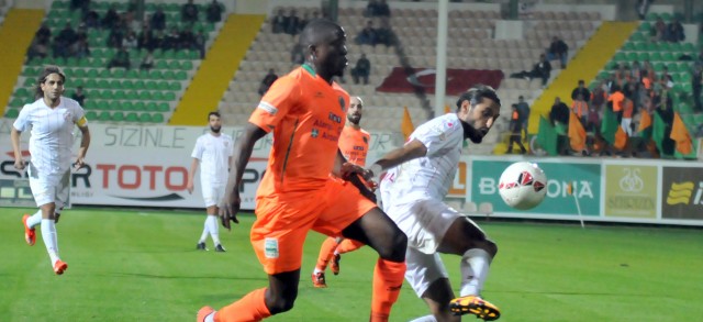 PTT 1. Lig'in 26. haftasında Alanyaspor sahasında Boluspor’u 1-0 mağlup etti. 

Karşılaşmaya futbolcular üzerinde ‘Çanakkale geçilmez’ yazan pankartla çıktı. Karşılaşma öncesi 18 Mart Şehitleri Anma Günü ve Çanakkale Zaferi’nin 101. yıldönümü dolayısıyla şehitlerimiz anısına 1 dakikalık saygı duruşunda bulunuldu. Futbolcularla birlikte sahaya çıkan çocuklar ise seremonide ellerinde Türk Bayrakları ile yer aldı. 

MAÇTAN DAKİKALAR

14. dakikada Caner’in ortasında ceza sahası içinde Ahmet'in kafa vuruşunda top az farkla auta gitti.
20. dakikada Alanyaspor'un kazandığı serbest vuruşta Galip'in ortasına iyi yükselen Ahmet kafayla topu filelere gönderdi. 1-0
29. dakikada Alican'ın ortasına Tevfik yükseldi ancak kaleci Haydar topu tek hamlede kontrol etti. 
47. dakikada Tevfik'in ceza sahası dışından sert şutunda top az farkla auta gitti.
48. dakikada ceza sahası dışında topla buluşan Yusuf'un sert şutunda kaleci Haydar son anda topu kornere çeldi.
90+3. dakikada Galip ile duvar pası yaprak ceza sahasına giren Tayfur’un yakın mesafeden vuruşunda top kaleci Soner’den döndü. 

STAT: Alanya Oba Stadı
HAKEMLER: Çağatay Şahan xx, Deniz Turgut xx, Hüsnü Emre Çelimli xx
MULTİGROUP ALANYASPOR: Haydar xx, Caner xx, Ahmet xx, Sezer xx, Özgür xx, Deniz x, Galip x, Efecan xx ( Perovic dk. 81 x), Emre xx (Gökay dk. 83 x), Tayfur xx (Suley dk. 90 x), Ayite xx
YEDEKLER: Alişan Şeker, Kerem Can Akyüz, Darvydas Sernas, Barış Örücü 
TEKNİK DİREKTÖR: Hüseyin Kalpan
BOLUSPOR: Soner xx, Kemal xx, Hasan xx (Andaç dk. 89 ?), Emre xx, Adem xx, Tevfik xx, Yusuf Emre xx (Hernandez dk. 75 x), Özgür Can xx, Alican xx, Cengiz Umut xx, Cumali xx (Arif dk.75 x)
YEDEKLER: Erdi Yokuşlu, Luiz Henrique, Fatih Turan, Orhan Gülle 
TEKNİK DİREKTÖR: Fatih Tekke
GOL: Ahmet (dk. 20) (Alanyaspor)
SARI KARTLAR: Caner, Ahmet, Galip, Gökay (Alanyaspor), Hasan, Kemal, Emre (Boluspor)


PTT 1.LİG PUAN DURUMU
	
1.ADANASPOR A.Ş.	      26	15	5	6	38	25	13      50
2.KARDEMİR KARABÜKSPOR	      26	13	8	5	29	18	11	47
3.MULTIGROUP ALANYASPOR       26	12	7	7	46	32	14	43
4.ADANA DEMİRSPOR	      26	12	7	7	41	28	13      43
5.VARTAŞ ELAZIĞSPOR	      26	11	9	6	36	28	8	42
6.BALIKESİRSPOR	              26  	9	12	5	31	23	8	39
7.GAZİANTEP B.Ş.SPOR	      26	9	12	5	27	22	5	39
8.GİRESUNSPOR	              26	10	7	9	39	33	6	37
9.SAMSUNSPOR	              26        10  	7	9	38	28	10	34
10.GÖZTEPE A.Ş.               26	8	10	8	31	28	3	34
11.BOLUSPOR	              26	8	10	8	28	36	-8	34
12.ALTINORDU A.Ş.	      26	8	9	9	25	29	-4	33
13.ALİMA YENİ MALATYASPOR     26	9	4	13	25	32	-7	31
14.ŞANLIURFASPOR	      26	6	8	12	23	35	-12	26
15.KAYSERİ ERCİYESSPOR	      26	6	7	13	24	39	-15	25
16.1461 TRABZON	              26        6	7	13	23	39	-16	25
17.DENİZLİSPOR	              26	7	6	13	28	42	-14	24
18.KARŞIYAKA	              26	4	7	15	23	38	-15	19

Ceza Puanı Alan Takımlar

Takım Adı	CezaPuanı
SAMSUNSPOR	   3
DENİZLİSPOR	   3