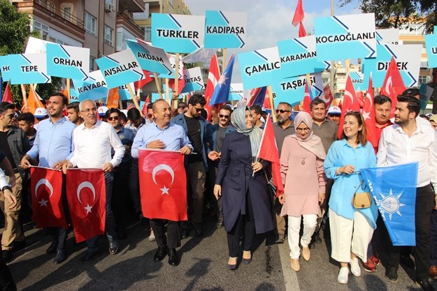 Kortej yoğunluk nedeniyle güçlükle ilerlerken, Bakan Çavuşoğlu ve beraberindekiler sık sık sloganlarla önlerini kesen vatandaşlarla tek tek ilgilendi. Yolun diğer kısmında araçlarıyla ilerleyen vatandaşlar ise kornalarla Bakan Çavuşoğlu ve AK Partilileri selamladır. Yaklaşık 1 saat süren yürüyüşün ardından parti seçim ofisine gelen kortej, burada destek sloganlarına devam etti.