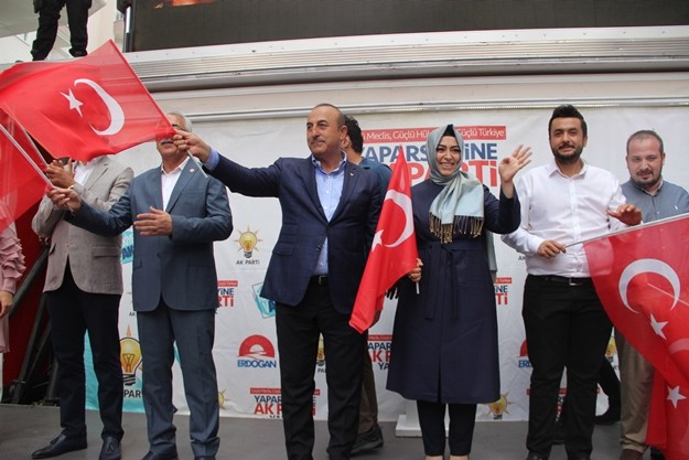 Alkışlar arasında kürsüye çıkan Dışişleri Bakanı Mevlüt Çavuşoğlu, bugün Alanyalı olmaktan gurur duyduğunu belirterek sözlerine başladı. “Hizmetkarınız olmaktan gurur duydum. Bu kutlu yolculukta liderimiz Recep Tayyip Erdoğan'ın arkasında yürümekten mutluluk ve onur duydum" diyen Çavuşoğlu, "Recep Tayyip Erdoğan ve ekibi hiçbir zaman kimsenin huzurunda eğilmez. Sadece Allah'ın huzurunda rükuda ve secdede eğilir. Biz Rabbim ne der, Allah ne der ona bakarız. Onun emrine bakarız. Allah adına emir verenlerin emirlerini de dinlemeyiz. Dini sömürenlerin de vatandaşlarımızı sömürüp onları kendilerinin kölesi gibiymiş görenleri de ret ederiz. Allah ile aramıza da kimseyi sokmayız" dedi.