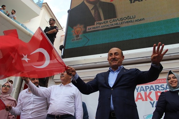 FETÖ'nün darbe teşebbüsünü hatırlatan Çavuşoğlu, “Bunlar firavuncular. Kimse Rabbim adına oraya oy verirsen, ona vermezsen cehenneme gidersin diye sahtekarlık yapmasın. Rabbim adına kimse karar vermesin. Artık bu millet uyandı. Bu millet gerçekleri gördü. Kimin sahtekar olduğunu kimin dini suistimal ettiğini kimin gerçek imanlı olduğu görüyor. Herkese haddini bilsin ama herkese haddini bildirecek millettir. 24 Haziran'da herkese haddini bildireceksiniz" dedi. 
Cumhur İttifakı’na da değinen Bakan Çavuşoğlu, “Biz MHP ile Cumhur İttifakı kurduk. Bundan sonrası Türkiye'nin bekası için omuz omuza çalışacağız. Biz milli olan herkesle çalışırız. Sadece hainler ve teröristler bizim odamıza giremez" dedi.