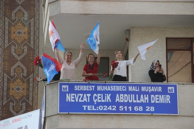 “Birisi sağda birisi ortada birisi solda birisi de ne olduğu belli değil" 
24 Haziran seçimlerinin yerli ve milli olanlarla, birilerinin güdümünde olanlar arasında geçeceğini söyleyen Bakan Çavuşoğlu, “Bu kadar zıt partilerin tesadüfen mi bir araya geldiğini mi düşünüyorsunuz. Veya Temel Karamollaoğlu ve partisi sadece 2 milletvekili için mi geliyor. CHP'ye kazandıracağı milletvekili sayısı 10, belki daha fazla 28 Şubat'ı sanki AK Parti yaptı, başörtü sorununu sanki AK Parti çıkardı. İşte şimdi bunlarla nasıl kol kola kucak kucağa oluyorlar. Hangi örgüt bunları birleştirdi, FETÖ mü birleştirdi? Şimdi bir tane hanımefendi var. Çıkmış konuşuyor. Ne diyordu, ben 15 Temmuz'da başbakan olacağım diyordu. Darbe gecesinde ne diyordu. Yurtta sulh cihanda sulh harekatı, o hanımefendi darbe gecesinden kaç ay önce yurtta sulh cihanda sulhu tekrarladı. Kimin güdümünde biliyorsunuz değil mi, FETÖ. Bunlar birilerinin düğmeye basmasıyla hareket ediyor. Siz sözde milliyetçi geçiniriz diyordunuz. Biz terörle o kadar mücadele ederken kahraman polisimiz, askerimiz Afrin'den Cerablus’tan sonra Kandil'e doğru ilerlerken bizler burada rahat uyuyalım ve Türkiye’nin bekası için şehit olmak için yürürken o teröristlerin başını kuklalarını hapishaneden kim çıkarmaya çalışıyor. En ufak bir milliyetçilik duygusu olan bunlara oy vermez. Bu partilerin değil Türkiye'nin geleceği meselesidir. Türkiye'nin beka meselesi bayrak millet devlet meselesidir. Bunların derdi başka bunlar seçimi kazanamayacaklarını biliyorlar. Fakat şimdi koltuk derdindeler ve 24 Haziran sonrasını hesaplıyorlar. Koltuğu ele geçirebilir miyim, geçiremez miyim, onu nasıl harcarım, derdindeler. Bunların başka derdi yok. Birisi sağda birisi ortada birisi solda birisi de ne olduğu belli değil. FETÖ karışımı ama sahipleri aynı. Oyunun tuzağın ne olduğunu gör. Alanya bu tuzağı 24 Haziran'da boz " dedi. 
"Bunların hesabı varsa benim milletimin de hesabı var ama Rabbimin de bir hesabı var" diyen Bakan Çavuşoğlu, şöyle devam etti: