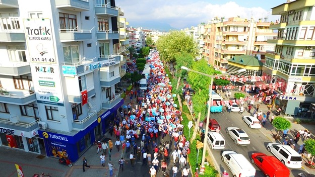 "Bunlar varsınlar tuzak kursunlar. Bunların tuzaklarını başlarına 24 Haziran’da milletimiz yıkacak. Şimdi bunu deyince de sert diyorlar ama biz mazluma karşı sert değiliz şefkatliyiz. Biz hainlere karşı sertiz. Türkiye talimat verenlere cüret edenlere sertiz. Kimseye boyun eğmeyiz Allah'tan başka. Sadece Türkiye için değil Tunus için de Filistin için de kimseye boyun eğmeyiz. Geleceğimiz söz konusu size daha önce de sordum yine soruyorum. Türkiye’nin sağlık, eğitim dış politikasını bunlara teslim eder misisiniz? Kudüs davasında bunlara güvenir misiniz? Kudüs davasında dünyada Recep Tayyip Erdoğan'dan başka gür sesini çıkaran var mı? Cesaret eden var mı? Şu Müslüman ülkelere bakın. Sinmişler korkmuşlar. Şimdiden Ürdün’ü karıştırdılar. Ürdün’ü, Filistin Kudüs davasına biraz sahip çıkınca sana ne oluyor dediler. Bunu yapanlardan bazıları da Müslüman ülkeler. Çok uzaklara da gitmeye gerek yok. Kukla gibi kullandıkları arkalarında patronları var onlardan korkuyorlar. Bunlar nasıl Müslüman ya. Bir de Recep Tayyip Erdoğan'ı kıskanıyorlar nasıl dik duruyor diye. Çünkü onların halkları Recep Tayyip Erdoğan gibi birini istiyor. Ümmeti Recep Tayyip Erdoğan'dan başka savunabilecek birini görebiliyorsun Bunların 4'ünü birleştirsen 4 koyunu versen kaybeder" dedi.