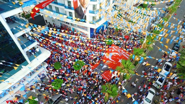 Ak Parti'den Alanya'da gövde gösterisi