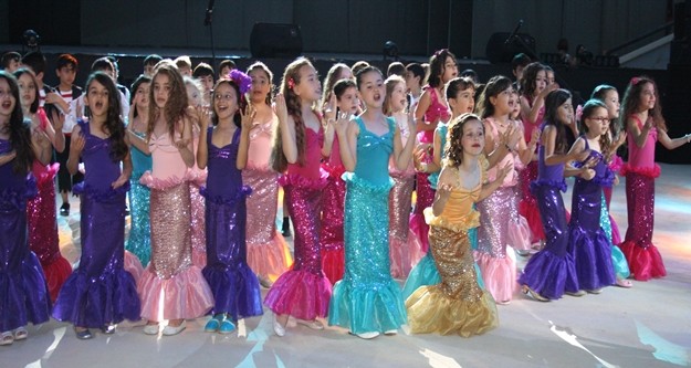 Özel Bahçeşehir Alanya geleneksel olarak düzenlediği 9.Kültür ve Sanat Gecesini 25 Mayıs Çarşamba günü Açık Hava Tiyatrosunda gerçekleştirdi. "Çiçek ve Çocuk" temalı gecede tüm ince ayrıntılar düşünülmüştü.