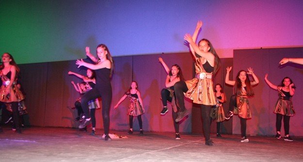 Alanya Cumhuriyet Başsavcısı Sayın Musa Taşkın ve Alanya Alaaddin Keykubat Üniversitesi rektörü Sayın Prof.Dr.Ahmet Pınarbaşı  Bahçeşehir Alanya kurucuları Sayın Burcu Baba ve Sayın Cihan Baba ile onur konuğu olarak gösteriyi izledi.