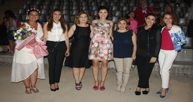 Bahçeşehir Alanya öğrencileri sahnede adeta devleşti. Program akışının profesyonel gösterileri aratmadığı gecede birbirini serüven misali izleyen sunumlar karnaval gösterisi ile sona erdi. Karnaval bölümünde final tablosu Bahçeşehir Alanya Okul Aile Birliği üyeleri ve Bahçeşehir Alanya Kurucusu Sayın Burcu Haboğlu Baba’nın teşekkür konuşması ile tamamlandı.