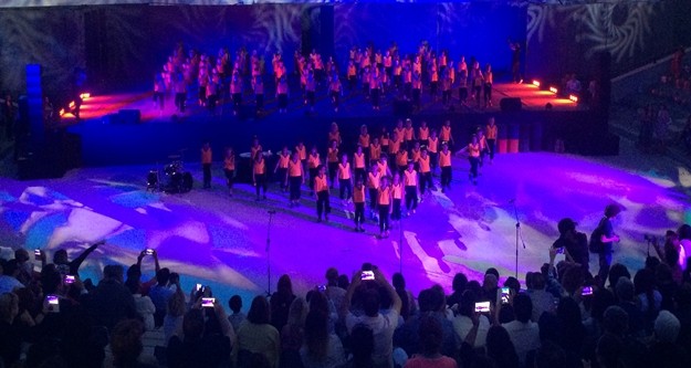 Karnavalda ses, ışık, büyüleyici davul ve trampet şov, öğrencilerin dansı dünya karnavallarının hissini izleyicilere yaşattı.