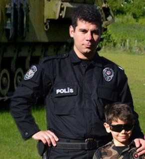 Aslen Konya Dedem'li olan, Hamburg'da doğup Alanya'da büyüyen Özel Harekatçı Coşkun Nazilli şehit oldu ve ardında bir çok güzel anı bıraktı.


Nusaybin'de çatışmalar sırasında, patlama anında ağır yaralanan ve kaldırıldığı hastanede şehit olan Özel Harekatçı Coşkun Nazilli, Nusaybin'e dilekçe vererek gönüllü olarak gitmişti. Bugün sabah saatlerinde şehit haberini alan Alanya Kadıpaşa Mahallesi'nde yaşayan aile fertler duyduklarına inanamadılar ve fenalık geçirdiler. 

Liseyi Alanya Lisesi'nde okuyan Coşkun Nazilli, o yıllarda bol kahkaha atan, neşeli biri olarak biliniyordu. Arkadaşlarının o yıllarda dediğine göre; aktif olarak spor ile ilgilenen ve sigara, alkol bağımlılığı asla olmayan bir kişiydi.

Coşkun Nazilli'nin 1 küçük bir oğlu ve kızı vardı.  Göktürk Nazilli ve Gökçe Nazilli... Babalarına son mektubunda 'seni çok seviyoruz baba, seni çok özledik' oldu.

Alanya'ya Şehit Abdullah Ümit Sercan'ı elleriyle getirmişti. Üzüntüsünün tarifi yoktu.

Ve Coşkun Nazilli, 1991 yılında Alanya'nın ilk triatleti olarak Avrupalı sporculara kök söktürmüştü.