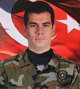 Aslen Konya Dedem'li olan, Hamburg'da doğup Alanya'da büyüyen Özel Harekatçı Coşkun Nazilli şehit oldu ve ardında bir çok güzel anı bıraktı.


Nusaybin'de çatışmalar sırasında, patlama anında ağır yaralanan ve kaldırıldığı hastanede şehit olan Özel Harekatçı Coşkun Nazilli, Nusaybin'e dilekçe vererek gönüllü olarak gitmişti. Bugün sabah saatlerinde şehit haberini alan Alanya Kadıpaşa Mahallesi'nde yaşayan aile fertler duyduklarına inanamadılar ve fenalık geçirdiler. 

Liseyi Alanya Lisesi'nde okuyan Coşkun Nazilli, o yıllarda bol kahkaha atan, neşeli biri olarak biliniyordu. Arkadaşlarının o yıllarda dediğine göre; aktif olarak spor ile ilgilenen ve sigara, alkol bağımlılığı asla olmayan bir kişiydi.

Coşkun Nazilli'nin 1 küçük bir oğlu ve kızı vardı.  Göktürk Nazilli ve Gökçe Nazilli... Babalarına son mektubunda 'seni çok seviyoruz baba, seni çok özledik' oldu.

Alanya'ya Şehit Abdullah Ümit Sercan'ı elleriyle getirmişti. Üzüntüsünün tarifi yoktu.

Ve Coşkun Nazilli, 1991 yılında Alanya'nın ilk triatleti olarak Avrupalı sporculara kök söktürmüştü.