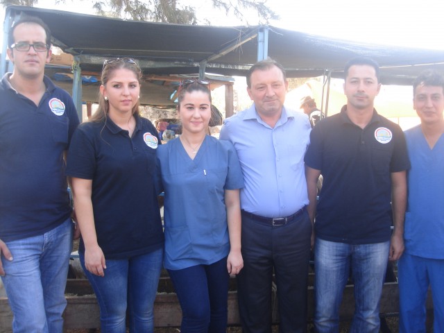 Alanya Gıda, Tarım ve Hayvancılık Müdürlüğü bünyesinde oluşturulan özel ekip, yaklaşan Kurban Bayramı öncesi hayvan satış yerlerini denetledi. Denetim esnasında kurban satıcıları asgari ücretle çalışan birisinin kurban almayacağını söylediler ve yetkilileri göreve davet ettiler.