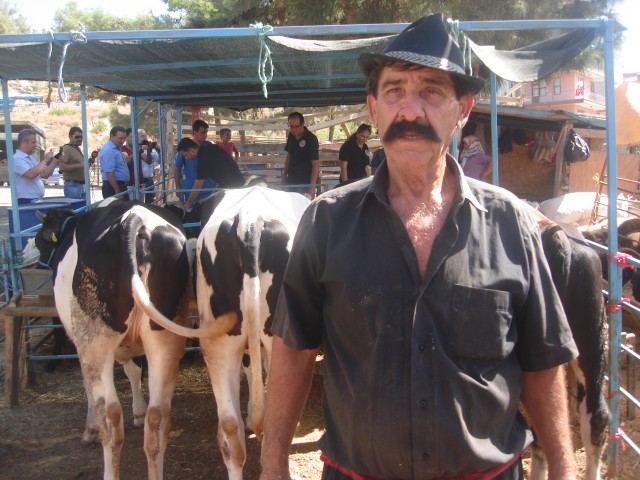 Askeri ücretle çalışan birisinin bu fiyatlarla kurban kesmesinin çok zor olduğunu belirten Kızılarslan vatandaşların kurban alırken hayvanların küpeli olmasına dikkat etmeleri gerektiğini belirtti.
