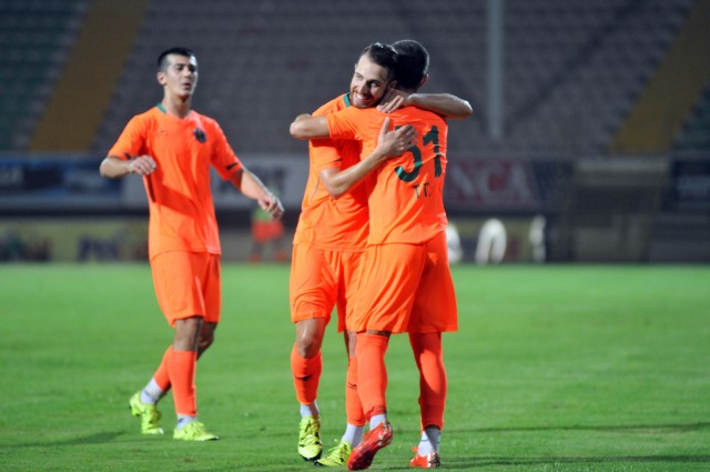 43'üncü dakikada sağ kanattan son çizgiye süratle sokulan Tolga'nın orta ve şut karışını vuruşunda top uzak köşeden filelerle buluştu: 2-0.