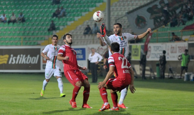 Alanyaspor sahasında oynadığı ilk maçta Balıkesirspor ile 1-1 berabere kaldı.