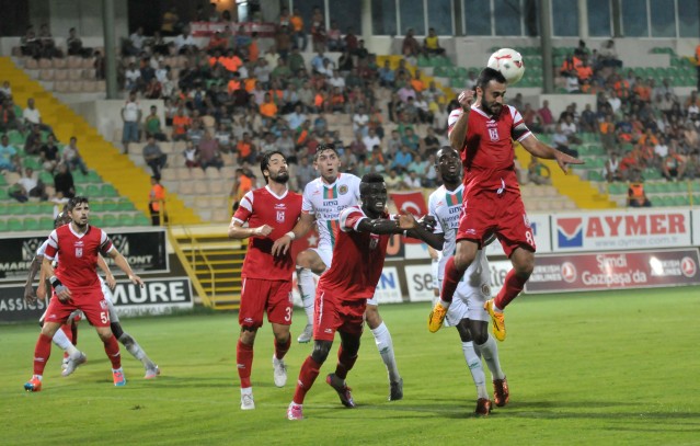 4'üncü dakikada konuk takım Eren'le korner atışı kullandı. Karikari'nin şut denemesinde top savunmadan sekti. Topu önünde bulan Genero topu kontrol ederek fileleri havalandırdı: 0-1.