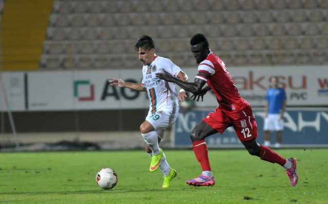 90+1 Yiğit'in sağdan ortasında Karikari kafayı vurdu, top üst direkten döndü.