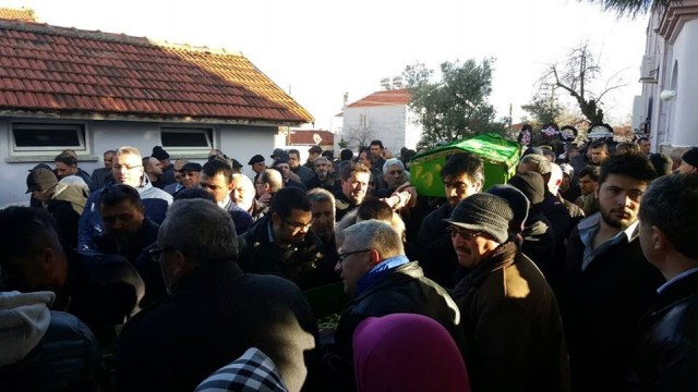 Antalya'nın Aksu ilçesinde bir kamyon ile midibüsün çarpışması sonucu hayatını kaybeden Er ailesi toprağa verildi


Kulalı Derici iş adamı Alim Er’in abisi Ekrem Er, eşi Saliha Er, oğlu Ersin Er ve kızı Semra Er, Antalya’nın Aksu ilçesinde bir kamyon ile kafa kafaya çarpışması sonucu hayatlarını kaybetmişti. Er ailesinin cenazeleri, Uşak’ın Eşme ilçesi Yahya Kalak Camiinde kılınan cenaze namazının ardından Eşme Kabristanlığında toprağa verildi. Düzenlenen cenaze törenine Eşme Belediye Başkanı Hacı Mustafa Çetin, Kula Belediye Başkanı Hüseyin Tosun, Kulalı esnaflar ve Alim Er’in arkadaşları, Antalya’dan Er ailesinin yakınları ile çok sayıda vatandaş katıldı.
Edinilen bilgiye göre kaza, Antalya-Isparta Karayolu'nun 3. kilometresinde meydana geldi. 32 yaşındaki Ersin Er, O7 N 1954 plakalı midibüsü ile annesi Saliha Er (61), babası Ekrem Er (61) ve kız kardeşi Semra Er'le (37) birlikte sabah saatlerinde Alanya'dan Kula’ya doğru yola çıktı. Yolun 3. kilometresinde Ersin Er idaresindeki midibüs, karşı yönden gelen bir pazarlama şirketine ait Cemil D., yönetimindeki 34 FU 1879 plakalı kamyon ile kafa kafaya çarpıştı. Çarpışmanın etkisiyle Kulalı işadamı Alim Er’in abisi Ekrem Er, eşi Saliha Er, oğlu Ersin Er ve kızı Semra Er hayatını kaybetmişti.
Kazada hayatını kaybeden Er ailesinin, hafta sonu Kula’da düzenlenecek olan nişan törenine katılmak için yola çıktıkları öğrenildi.