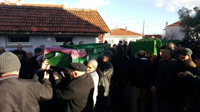 Antalya'nın Aksu ilçesinde bir kamyon ile midibüsün çarpışması sonucu hayatını kaybeden Er ailesi toprağa verildi


Kulalı Derici iş adamı Alim Er’in abisi Ekrem Er, eşi Saliha Er, oğlu Ersin Er ve kızı Semra Er, Antalya’nın Aksu ilçesinde bir kamyon ile kafa kafaya çarpışması sonucu hayatlarını kaybetmişti. Er ailesinin cenazeleri, Uşak’ın Eşme ilçesi Yahya Kalak Camiinde kılınan cenaze namazının ardından Eşme Kabristanlığında toprağa verildi. Düzenlenen cenaze törenine Eşme Belediye Başkanı Hacı Mustafa Çetin, Kula Belediye Başkanı Hüseyin Tosun, Kulalı esnaflar ve Alim Er’in arkadaşları, Antalya’dan Er ailesinin yakınları ile çok sayıda vatandaş katıldı.
Edinilen bilgiye göre kaza, Antalya-Isparta Karayolu'nun 3. kilometresinde meydana geldi. 32 yaşındaki Ersin Er, O7 N 1954 plakalı midibüsü ile annesi Saliha Er (61), babası Ekrem Er (61) ve kız kardeşi Semra Er'le (37) birlikte sabah saatlerinde Alanya'dan Kula’ya doğru yola çıktı. Yolun 3. kilometresinde Ersin Er idaresindeki midibüs, karşı yönden gelen bir pazarlama şirketine ait Cemil D., yönetimindeki 34 FU 1879 plakalı kamyon ile kafa kafaya çarpıştı. Çarpışmanın etkisiyle Kulalı işadamı Alim Er’in abisi Ekrem Er, eşi Saliha Er, oğlu Ersin Er ve kızı Semra Er hayatını kaybetmişti.
Kazada hayatını kaybeden Er ailesinin, hafta sonu Kula’da düzenlenecek olan nişan törenine katılmak için yola çıktıkları öğrenildi.