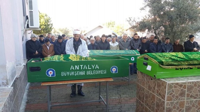 Antalya'nın Aksu ilçesinde bir kamyon ile midibüsün çarpışması sonucu hayatını kaybeden Er ailesi toprağa verildi


Kulalı Derici iş adamı Alim Er’in abisi Ekrem Er, eşi Saliha Er, oğlu Ersin Er ve kızı Semra Er, Antalya’nın Aksu ilçesinde bir kamyon ile kafa kafaya çarpışması sonucu hayatlarını kaybetmişti. Er ailesinin cenazeleri, Uşak’ın Eşme ilçesi Yahya Kalak Camiinde kılınan cenaze namazının ardından Eşme Kabristanlığında toprağa verildi. Düzenlenen cenaze törenine Eşme Belediye Başkanı Hacı Mustafa Çetin, Kula Belediye Başkanı Hüseyin Tosun, Kulalı esnaflar ve Alim Er’in arkadaşları, Antalya’dan Er ailesinin yakınları ile çok sayıda vatandaş katıldı.
Edinilen bilgiye göre kaza, Antalya-Isparta Karayolu'nun 3. kilometresinde meydana geldi. 32 yaşındaki Ersin Er, O7 N 1954 plakalı midibüsü ile annesi Saliha Er (61), babası Ekrem Er (61) ve kız kardeşi Semra Er'le (37) birlikte sabah saatlerinde Alanya'dan Kula’ya doğru yola çıktı. Yolun 3. kilometresinde Ersin Er idaresindeki midibüs, karşı yönden gelen bir pazarlama şirketine ait Cemil D., yönetimindeki 34 FU 1879 plakalı kamyon ile kafa kafaya çarpıştı. Çarpışmanın etkisiyle Kulalı işadamı Alim Er’in abisi Ekrem Er, eşi Saliha Er, oğlu Ersin Er ve kızı Semra Er hayatını kaybetmişti.
Kazada hayatını kaybeden Er ailesinin, hafta sonu Kula’da düzenlenecek olan nişan törenine katılmak için yola çıktıkları öğrenildi.