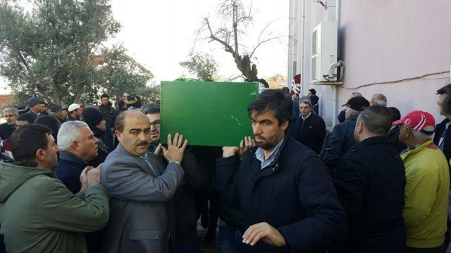 Antalya'nın Aksu ilçesinde bir kamyon ile midibüsün çarpışması sonucu hayatını kaybeden Er ailesi toprağa verildi


Kulalı Derici iş adamı Alim Er’in abisi Ekrem Er, eşi Saliha Er, oğlu Ersin Er ve kızı Semra Er, Antalya’nın Aksu ilçesinde bir kamyon ile kafa kafaya çarpışması sonucu hayatlarını kaybetmişti. Er ailesinin cenazeleri, Uşak’ın Eşme ilçesi Yahya Kalak Camiinde kılınan cenaze namazının ardından Eşme Kabristanlığında toprağa verildi. Düzenlenen cenaze törenine Eşme Belediye Başkanı Hacı Mustafa Çetin, Kula Belediye Başkanı Hüseyin Tosun, Kulalı esnaflar ve Alim Er’in arkadaşları, Antalya’dan Er ailesinin yakınları ile çok sayıda vatandaş katıldı.
Edinilen bilgiye göre kaza, Antalya-Isparta Karayolu'nun 3. kilometresinde meydana geldi. 32 yaşındaki Ersin Er, O7 N 1954 plakalı midibüsü ile annesi Saliha Er (61), babası Ekrem Er (61) ve kız kardeşi Semra Er'le (37) birlikte sabah saatlerinde Alanya'dan Kula’ya doğru yola çıktı. Yolun 3. kilometresinde Ersin Er idaresindeki midibüs, karşı yönden gelen bir pazarlama şirketine ait Cemil D., yönetimindeki 34 FU 1879 plakalı kamyon ile kafa kafaya çarpıştı. Çarpışmanın etkisiyle Kulalı işadamı Alim Er’in abisi Ekrem Er, eşi Saliha Er, oğlu Ersin Er ve kızı Semra Er hayatını kaybetmişti.
Kazada hayatını kaybeden Er ailesinin, hafta sonu Kula’da düzenlenecek olan nişan törenine katılmak için yola çıktıkları öğrenildi.