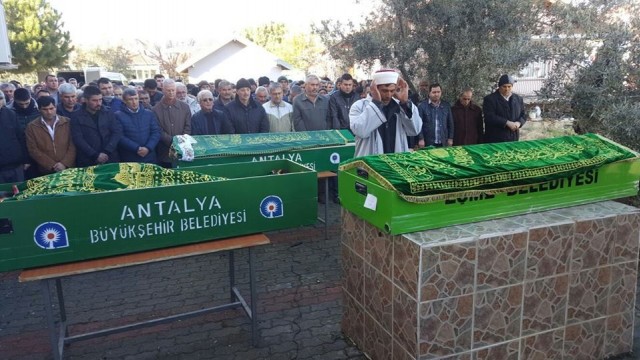 Antalya'nın Aksu ilçesinde bir kamyon ile midibüsün çarpışması sonucu hayatını kaybeden Er ailesi toprağa verildi


Kulalı Derici iş adamı Alim Er’in abisi Ekrem Er, eşi Saliha Er, oğlu Ersin Er ve kızı Semra Er, Antalya’nın Aksu ilçesinde bir kamyon ile kafa kafaya çarpışması sonucu hayatlarını kaybetmişti. Er ailesinin cenazeleri, Uşak’ın Eşme ilçesi Yahya Kalak Camiinde kılınan cenaze namazının ardından Eşme Kabristanlığında toprağa verildi. Düzenlenen cenaze törenine Eşme Belediye Başkanı Hacı Mustafa Çetin, Kula Belediye Başkanı Hüseyin Tosun, Kulalı esnaflar ve Alim Er’in arkadaşları, Antalya’dan Er ailesinin yakınları ile çok sayıda vatandaş katıldı.
Edinilen bilgiye göre kaza, Antalya-Isparta Karayolu'nun 3. kilometresinde meydana geldi. 32 yaşındaki Ersin Er, O7 N 1954 plakalı midibüsü ile annesi Saliha Er (61), babası Ekrem Er (61) ve kız kardeşi Semra Er'le (37) birlikte sabah saatlerinde Alanya'dan Kula’ya doğru yola çıktı. Yolun 3. kilometresinde Ersin Er idaresindeki midibüs, karşı yönden gelen bir pazarlama şirketine ait Cemil D., yönetimindeki 34 FU 1879 plakalı kamyon ile kafa kafaya çarpıştı. Çarpışmanın etkisiyle Kulalı işadamı Alim Er’in abisi Ekrem Er, eşi Saliha Er, oğlu Ersin Er ve kızı Semra Er hayatını kaybetmişti.
Kazada hayatını kaybeden Er ailesinin, hafta sonu Kula’da düzenlenecek olan nişan törenine katılmak için yola çıktıkları öğrenildi.