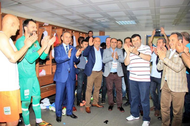 Soyunca odasına gelerek "Aslanlar gibi mücadele ettiniz. Bütün Alanya arkanızda" diyen Tanrıseven, "Alanyasporlular alkışlarla karşılık verdi.