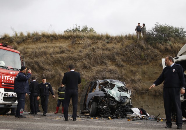 Antalya'nın Aksu ilçesinde bir kamyon ile midibüsün çarpışması sonucu meydana gelen trafik kazasında aynı aileden 3 kişi hayatını kaybetti, 2 kişi yaralandı. 
Kaza saat 09.00 sıralarında Antalya-Isparta karayolunun 3'üncü kilometresinde meydana geldi. Edinilen bilgiye göre, 32 yaşındaki Ersin Er, O7 N 1954 plakalı midibüsü ile annesi Saliha Er (61) babası Ekrem Er (61) ve kız kardeşi Semra Er'le (37) birlikte sabah saatlerinde Alanya'dan Isparta'ya doğru yola çıktı. Yolun 3'üncü kilometresinde Ersin Er idaresindeki midibüs, karşı yönden gelen bir pazarlama şirketine ait Cemil D., yönetimindeki 34 FU 1879 plakalı kamyon ile kafa kafaya çarpıştı. 
Kazayı gören diğer sürücüler, durumu polis ve sağlık ekiplerine bildirdi. Kazada her iki aracın sürücü bölümleri hurdaya dönerken kamyon sürücüsü sıkıştığı yerden itfaiye tarafından çıkarıldı. Cemil D., ile midibüsteki yolculardan Saliha Er, yaralı olarak hastaneye kaldırılırken, kazada Ersin Er, Ekrem Er ve Semra Er hayatını kaybetti.
Polisin geniş güvenlik önlemi aldığı kaza yerinde trafik tek şeritten kontrollü olarak sağlandı. Polisin çalışmasını tamamlamasının ardından midibüsteki cansız bedenler cenaze aracına alınarak otopsi için Antalya Adli Tıp Kurumu Morgu'na kaldırıldı. 
Er ailesinin Alanya'da turizm sektöründe faaliyet gösterdikleri öğrenildi. 
Araçların çekilmesinin ardından yol trafiğe açılırken, polis kazayla ilgili soruşturma başlattı.