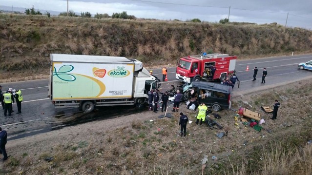 Antalya'nın Aksu ilçesinde bir kamyon ile midibüsün çarpışması sonucu meydana gelen trafik kazasında aynı aileden 3 kişi hayatını kaybetti, 2 kişi yaralandı. 
Kaza saat 09.00 sıralarında Antalya-Isparta karayolunun 3'üncü kilometresinde meydana geldi. Edinilen bilgiye göre, 32 yaşındaki Ersin Er, O7 N 1954 plakalı midibüsü ile annesi Saliha Er (61) babası Ekrem Er (61) ve kız kardeşi Semra Er'le (37) birlikte sabah saatlerinde Alanya'dan Isparta'ya doğru yola çıktı. Yolun 3'üncü kilometresinde Ersin Er idaresindeki midibüs, karşı yönden gelen bir pazarlama şirketine ait Cemil D., yönetimindeki 34 FU 1879 plakalı kamyon ile kafa kafaya çarpıştı. 
Kazayı gören diğer sürücüler, durumu polis ve sağlık ekiplerine bildirdi. Kazada her iki aracın sürücü bölümleri hurdaya dönerken kamyon sürücüsü sıkıştığı yerden itfaiye tarafından çıkarıldı. Cemil D., ile midibüsteki yolculardan Saliha Er, yaralı olarak hastaneye kaldırılırken, kazada Ersin Er, Ekrem Er ve Semra Er hayatını kaybetti.
Polisin geniş güvenlik önlemi aldığı kaza yerinde trafik tek şeritten kontrollü olarak sağlandı. Polisin çalışmasını tamamlamasının ardından midibüsteki cansız bedenler cenaze aracına alınarak otopsi için Antalya Adli Tıp Kurumu Morgu'na kaldırıldı. 
Er ailesinin Alanya'da turizm sektöründe faaliyet gösterdikleri öğrenildi. 
Araçların çekilmesinin ardından yol trafiğe açılırken, polis kazayla ilgili soruşturma başlattı.
