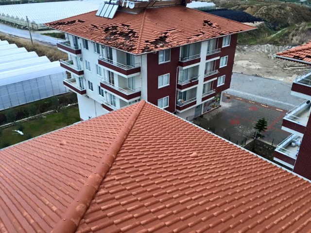 Alanya İlçe Tarım Müdürü Mehmet Rüzgar ve Antalya Büyükşehir Belediyesi Alanya Koordinatör Yardımcısı Nurettin Uludağ, dün gece yaşanan aşırı yağmur, fırtına ve hortumda zarar gören Konaklı Mahallesi'nde incelemelerde bulundular. 

Özellikle Konaklı bölgesinde hortumdan 100'e yakın seranın zarar gördüğü, ağaçların yıkıldığı ve çatıların uçtuğu bölgeye fiden Alanya İlçe Tarım Müdürü Mehmet Rüzgar ve Antalya Büyükşehir Belediyesi Alanya Koordinatör Yardımcısı Nurettin Uludağ, zarar gören vatandaşlara geçmiş olsun dileginde bulunup, hasar tesbiti yapıyorlar. Bu arada şiddetli fırtına bazı araçları bile devirdi.