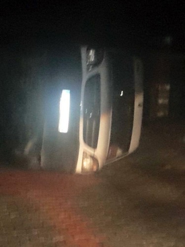 Alanya İlçe Tarım Müdürü Mehmet Rüzgar ve Antalya Büyükşehir Belediyesi Alanya Koordinatör Yardımcısı Nurettin Uludağ, dün gece yaşanan aşırı yağmur, fırtına ve hortumda zarar gören Konaklı Mahallesi'nde incelemelerde bulundular. 

Özellikle Konaklı bölgesinde hortumdan 100'e yakın seranın zarar gördüğü, ağaçların yıkıldığı ve çatıların uçtuğu bölgeye fiden Alanya İlçe Tarım Müdürü Mehmet Rüzgar ve Antalya Büyükşehir Belediyesi Alanya Koordinatör Yardımcısı Nurettin Uludağ, zarar gören vatandaşlara geçmiş olsun dileginde bulunup, hasar tesbiti yapıyorlar. Bu arada şiddetli fırtına bazı araçları bile devirdi.