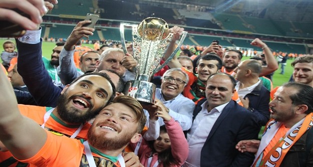 PTT 1. Lig Play-Off Final maçında Multigrup Alanyaspor ile Adana Demirspor Konya Büyükşehir Belediye Arena Stadyumu’nda karşı karşıya geldi. Mücadelenin normal süresi 1-1’lik eşitlikle sonuçlandı. Uzatma dakikalarında da iki takım birbirine üstünlük kuramadı ve seri penaltı atışlarında Multigrup Alanyaspor 3-1 kazanarak Süper Lig’e çıkan 3. takım oldu. 
MAÇTAN DAKİKALAR (İLK YARI)
5. dakikada Multigrup Alanyaspor’un geliştirdiği atakta Ayite’nin ceza sahası dışından sert vuruşunda top üstten auta gitti.
8. dakikada Adana Demirspor’un geliştirdiği atakta Multigrup Alanyaspor’un uzaklaştıramadığı topu ceza sahası içerisinde Ahmet Burak kafayla kale önüne gönderdi. Kale önünde Pote bomboş pozisyonda meşin yuvarlağı kafayla filelere gönderdi. 0-1
37. dakikada sağ kanattan Yasin’in ceza sahası içerisine yaptığı ortada kale önünde Emre kafa vuruşuyla topu ağlara gönderdi. 1-1

MAÇTAN DAKİKALAR (İKİNCİ YARI)
48. dakikada Multigrup Alanyaspor’un geliştirdiği atakta sağ çaprazdan ceza sahası içerisine sokulan Sinan’ın sert vuruşunda top kaleci Fevzi’nin kucağında kaldı.
60. dakikada sağ kanattan Emre’nin kullandığı köşe vuruşunda ceza sahası içerisinde Sinan müsait pozisyondan yararlanamadı.
69. dakikada Burak’ın sol kanattan kullandığı köşe vuruşunda ceza sahası içerisinde Bezerra’nın topa gelişine vuruşu üstten dışarı çıktı.
72. dakikada Kenan’ın pasında topla buluşan Burak topla birlikte süratli bir şekilde sol çaprazdan ceza sahasına girdi. Burak’ın dar açıdan yaptığı yerden vuruşta top kalecide kaldı.
94. dakikada sağ kanattan Yasin’in ceza sahası içerisine ortasında kale önünde topa yükselen Tayfur’un etkisiz kafa vuruşunda top yandan dışarı gitti.
112. dakikada Adana Demirspor’un geliştirdiği atakta Ahmet Burak’ın ceza sahası dışından sert vuruşunda kaleci topu son anda kornere çeldi.
118. dakikada sol çizgi üzerinde Hüseyin’in ceza sahası içine yaptığı ortada topa iyi yükselen Abdülkadir’in kafa vuruşunu kaleci Haydar çizgi üzerinde tutmayı başardı.

STAT: Konya Büyükşehir Belediye Arena
HAKEMLER: Bülent Yıldırım xx, Ekrem Kan xx, Asım Yusuf Öz xx
MULTİGRUP ALANYASPOR: Haydar xx, Yasin xx, Suley x (Ahmet dk. 74 x), Sezer xx, Özgür xx, Tayfur xx, Deniz xx (Barış dk. 110 x), Galip xx, Emre xx, Sinan xx, Ayite xx (Perovic dk. 59 x)
YEDEKLER: Alişen, Caner, Efecan, Timuçin
TEKNİK DİREKTÖR: Hüseyin Kalpar
ADANA DEMİRSPOR: Fevzi xx, Murat xx, Onur xx, Barış xx, Ahmet Burak xx, Attamah xx (Abdülkadir dk. 110 x), Moro xx, Bazerra xx, Anıl x (Kenan dk. 46 x), Burak Çalık xx (Hüseyin dk. 85 x), Pote xx
YEDEKLER: Emrullah, İbrahim, Ozan, Fereira
TEKNİK DİREKTÖR: Yılmaz Vural
GOLLER: Pote (dk. 8) (Adana Demirspor), Emre (dk. 37) (Multigrup Alanyaspor)
SARI KARTLAR: Sinan, Özgür, Galip, Sinan (Multigrup Alanyaspor), Kenan, Ahmet Burak (Adana Demirspor)