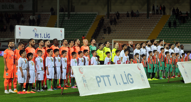 Alanyaspor, Karşıyaka karşısında 2-0'lık skor avantajını koruyamadı, Adana Demirspor maçında olduğu gibi yine son dakika yediği golle hem 2 puandan hemde liderlikten oldu. 

PTT 1. Lig'in 24. haftasında oynanan karşılaşmada Multigroup Alanyaspor sahasında Karşıyaka ile 2-2 berabere kaldı. 

STAT: Alanya Oba Stadı

HAKEMLER: Süleyman Abay, Gökmen Olgaç, Candaş Elbil

MULTİGROUP ALANYASPOR: Haydar- Yasin, Ahmet, Sezer, Kerem Can, Timuçin, Emre, Tayfur (Dk.78 Perovic), Barış (Dk.55 Caner), Sinan (Dk.84 Efecan), Ayite

KARŞIYAKA: Behram- Zeki, Tayfun (Dk.60 Şahin), Ömer Can, Tisdell, Can (Dk.68 Mahmut), Youssef, Efe Halil, Mustafa, Berkay Can, İbrahim (Dk.46 Gökhan)

GOLLER: Dk.1 Sinan, Dk.45 Timuçin (MultigroupAlanyaspor), Dk.51 Youssef, Dk.89 Gökhan (Karşıyaka)

KIRMIZI KART: Dk.90 Ayite (MultigroupAlanyaspor)

SARI KARTLAR: Sinan, Barış, Emre (MultigroupAlanyaspor), Can, Youssef, Ömer Can, Behram (Karşıyaka)

Karşılaşmanın 20. saniyesinde turuncu yeşilliler faul atışını çabuk kullandı. Tayfur’un pasında Sinan kaleciyi çalımlayarak topu ağlarla buluşturdu: 1-0. 18. dakikada Kerem Can’ın ortasında Tayfur kafa vurdu, top auta çıktı. 20. dakikada Zeki’nin ortaladığı topta Tisdell’in kafa vuruşu az farkla auta gitti. 21. dakikada Tisdell’in uzaktan sert şutunu Haydar son anda kornere çeldi. 30. dakikada Kerem Can’ın ortasında savunmadan dönen topa bu oyuncu ayağının dışıyla sert vurdu top direğin üstünden auta gitti. 35. dakikada Yasin sağ kanattan ceza alanına sokuldu. Bu oyuncunun içeriye sert çevirdiği topu Tayfur güçlükle kontrol etti ancak tehlikeyi savunma uzaklaştırdı. 37. dakikada Ayite, Tayfur’dan aldığı pasla uzaktan sert vurdu ancak top az farkla auta çıktı. 41. dakikada topu rakibinden kurtaran Barış geriden gelen Tayfur’un önüne bıraktı. Bu oyuncunun şutunu kaleci güçlükle kornere çeldi. 45. dakikada gelişen ani atakta Kerem Can’ın soldan ortasına Ayite kayarak vurdu, direkten dönen topu Timuçin ağlarla buluşturdu: 2-0. Karşılaşmanın ilk yarısı 2-0 turuncu yeşilli takımın üstünlüğüyle tamamlandı. 

50. dakikada Emre'nin pasında savunmanın arasında topu kontrol eden Sinan dönerek kaleyi vurdu kaleci Behram gole izin vermedi. 51. dakikada Youssef uzaktan vurdu, yerden giden top köşeden filelere gitti: 2-1. 63. dakikada Emre topu rakibinden kurtararak Ayite'ye verdi. Ceza alanına giren Ayite açısını kaybetti ancak sağ çaprazdan kaleye vurdu. Top yan ağlarda kaldı. 83. Dakikada Youssef’in ortasında Gökhan’ın kafa vuruşu üstten auta gitti. 88. Dakikada Efecan’ın pasında savunmanın arasında topla buluşan Perovic bekletmeden kaleye vurdu ancak top az farkla yandan auta gitti. 89. dakikada turuncu yeşilli savunma topu ceza yayında kaptırdı. Solda boşta kalan Gökhan sert bir vuruşla topu Haydar’ın solundan filelere gönderdi: 2-2. 90. Dakikada rakibine faul yapan Ayite kırmızı kartla oyundan atıldı. 90+5. dakikada Efecan rakibinden sıyrılarak topu Emre’ye aktardı. Bu oyuncu uydun durumda kaleye vurmak yerine pas vermeyi tercih edince top auta gitti. Karşılaşma 2-2 berabere sona erdi. 

İşte PTT 1.Lig Puan Durumu

1.ADANASPOR A.Ş.		41
2.MULTIGROUP ALANYASPOR		40
3.KARDEMİR KARABÜKSPOR		40
4.ADANA DEMİRSPOR		39
5.GİRESUNSPOR		        36
6.VARTAŞ ELAZIĞSPOR		36
7.BALIKESİRSPOR           	33
8.GÖZTEPE A.Ş.		        33
9.GAZİANTEP B.Ş. BLD.SPOR	32
10.ALTINORDU A.Ş.		32
11.BOLUSPOR	        	32
12.SAMSUNSPOR           	31
13.ALİMA YENİ MALATYASPOR	28
14.ŞANLIURFASPOR		25
15.1461 TRABZON		        23
16.KAYSERİ ERCİYESSPOR		21
17.DENİZLİSPOR          	21
18.KARŞIYAKA	        	19

Ceza Puanı Alan Takımlar

Takım Adı	Ceza Puanı

SAMSUNSPOR	3
DENİZLİSPOR	3