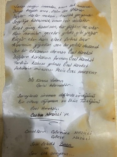 Aslen Konya Dedem'li olan, Hamburg'da doğup Alanya'da büyüyen Özel Harekatçı Coşkun Nazilli şehit oldu ve ardında bir çok güzel anı bıraktı.


Nusaybin'de çatışmalar sırasında, patlama anında ağır yaralanan ve kaldırıldığı hastanede şehit olan Özel Harekatçı Coşkun Nazilli, Nusaybin'e dilekçe vererek gönüllü olarak gitmişti. Bugün sabah saatlerinde şehit haberini alan Alanya Kadıpaşa Mahallesi'nde yaşayan aile fertler duyduklarına inanamadılar ve fenalık geçirdiler. 

Liseyi Alanya Lisesi'nde okuyan Coşkun Nazilli, o yıllarda bol kahkaha atan, neşeli biri olarak biliniyordu. Arkadaşlarının o yıllarda dediğine göre; aktif olarak spor ile ilgilenen ve sigara, alkol bağımlılığı asla olmayan bir kişiydi.

Coşkun Nazilli'nin 1 küçük bir oğlu ve kızı vardı.  Göktürk Nazilli ve Gökçe Nazilli... Babalarına son mektubunda 'seni çok seviyoruz baba, seni çok özledik' oldu.

Alanya'ya Şehit Abdullah Ümit Sercan'ı elleriyle getirmişti. Üzüntüsünün tarifi yoktu.

Ve Coşkun Nazilli, 1991 yılında Alanya'nın ilk triatleti olarak Avrupalı sporculara kök söktürmüştü.