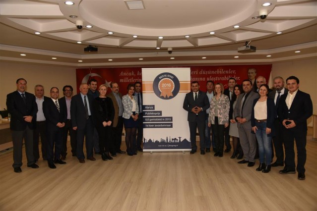 Hollanda’nın en popüler tatil sitesi Reisgraag tarafından Alanya’ya 2016 yılının “En İyi Tatil Şehri” ödülü verildi.

Alanya Turizm Tanıtma Vakfı’nın (ALTAV) Ocak ayında Hollanda’nın Utrecht şehrinde düzenlediği turizm fuarında, Reisgraag tatil sitesi tarafından yapılan yarışmada,  Alanya “En İyi Tatil Şehri” kategorisinde birinci sırada yer aldı. ALTAV yönetimi ödülle ilgili bugün Belediye Meclis Salonu’nda bir toplantı düzenleyerek ödülü Alanya Belediye Başkanı ve ALTAV Başkanı Adem Murat Yücel’e teslim etti.

“ÖDÜL ALANYA’NIN VE BAKANLIĞIN GURUR KAYNAĞI OLMUŞTUR”

Ödülle ilgili katılımcılara ve basın mensuplarına bilgi veren ALTAV Başkan Yardımcısı Mehmet Dahaoğlu, “Bu ödül Alanya’nın ve  Kültür ve Turizm Bakanlığı’nın gurur kaynağı olmuştur” dedi.
Dahaoğlu sözlerini şöyle sürdürdü: Ocak ayında Hollanda’nın Utrech şehrinde düzenlediğimiz turizm fuarında Alanya “En İyi Tatil Şehri” ödülüne layık görüldü. Bu tatil sitesi tamamen özgür, kimsenin baskısı altında kalmayan bir websitesi. Site, dünyanın çeşitli turizm destinasyonlarını gezen 6 bin kişi arasında bu puanlamayı yaptı ve  “En İyi Tatil Şehri” kategorisinde Alanya birinci sırada yer aldı. 

 Bizimle birlikte başka kategorilerde ödül alan ülkelerde oldu. Fakat şehir olarak Alanya en iyi şehir, Paris de en popüler şehir seçildi. Alanya hem Türkiye'nin hem de Kültür ve Turizm Bakanlığı'nın gururu oldu. Hollanda Müşavirlik Ateşe Yardımcısı Neşe Kıvılcım ve emeği geçen ALTİD ve ALTAV yöneticilerine teşekkür ederim.”

ALTAV Başkan Yardımcısı Mehmet Dahaoğlu, “Şu an bu site yöneticileri ile irtibat halindeyiz. Yeni bir yarışma düzenleyeceğiz. Alanya hakkında 5 soru soracağız. Bilen 4 kişiye 1 hafta Alanya tatili vereceğiz” diyerek  Reisgraag ile ilişkileri sürdüreceklerinin altını çizdi.

“ALANYA OLARAK ARZU ETTTİĞİMİZ HEDEFLERE BASAMAK BASAMAK YAKLAŞIYORUZ”

Alanya’nın ödül almasının sevincini yaşadıklarını kaydeden ALTAV ve Belediye Başkanı Adem Murat Yücel, Alanya olarak ve ALTAV olarak arzu edilen hedeflere ve kriterlere basamak  basamak yaklaştıklarını söyledi.  En İyi Tatil Şehri ödülüne layık görülmenin bölge ve ülke adına sevindirici olduğunu vurgulayan Başkan Yücel, konuşmasında şu cümlelere yer verdi:
Alanya halkına teşekkür ederim. Bundan sonra da mücadelemize devam edeceğiz. Bu yıl ki turizmle ilgili haberlerin umudumuzu kırmasına fırsat vermeden hedeflerimizi büyütmeye devam etmeliyiz. Ben de  bir yerel yönetici olarak sizlerin yanında durup, EMIT,  ITB Berlin gibi fuarlara katılıyorum. Gelecek hafta da İran’da düzenlenecek bir fuara katılacağım”.

“ALIŞILMIŞIN DIŞINA ÇIKMALIYIZ”

Başkan Yücel, “Alışılmışın dışına çıkıp hedef büyütmeliyiz. Yeni destinasyonlar, yeni pazarlar oluşturmak zorundayız. Her zaman iddia ettiğim gibi Alanya dünyanın en güzel şehridir” dedi.