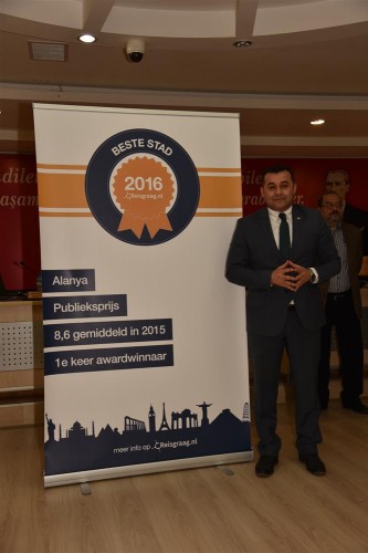 Hollanda’nın en popüler tatil sitesi Reisgraag tarafından Alanya’ya 2016 yılının “En İyi Tatil Şehri” ödülü verildi.

Alanya Turizm Tanıtma Vakfı’nın (ALTAV) Ocak ayında Hollanda’nın Utrecht şehrinde düzenlediği turizm fuarında, Reisgraag tatil sitesi tarafından yapılan yarışmada,  Alanya “En İyi Tatil Şehri” kategorisinde birinci sırada yer aldı. ALTAV yönetimi ödülle ilgili bugün Belediye Meclis Salonu’nda bir toplantı düzenleyerek ödülü Alanya Belediye Başkanı ve ALTAV Başkanı Adem Murat Yücel’e teslim etti.

“ÖDÜL ALANYA’NIN VE BAKANLIĞIN GURUR KAYNAĞI OLMUŞTUR”

Ödülle ilgili katılımcılara ve basın mensuplarına bilgi veren ALTAV Başkan Yardımcısı Mehmet Dahaoğlu, “Bu ödül Alanya’nın ve  Kültür ve Turizm Bakanlığı’nın gurur kaynağı olmuştur” dedi.
Dahaoğlu sözlerini şöyle sürdürdü: Ocak ayında Hollanda’nın Utrech şehrinde düzenlediğimiz turizm fuarında Alanya “En İyi Tatil Şehri” ödülüne layık görüldü. Bu tatil sitesi tamamen özgür, kimsenin baskısı altında kalmayan bir websitesi. Site, dünyanın çeşitli turizm destinasyonlarını gezen 6 bin kişi arasında bu puanlamayı yaptı ve  “En İyi Tatil Şehri” kategorisinde Alanya birinci sırada yer aldı. 

 Bizimle birlikte başka kategorilerde ödül alan ülkelerde oldu. Fakat şehir olarak Alanya en iyi şehir, Paris de en popüler şehir seçildi. Alanya hem Türkiye'nin hem de Kültür ve Turizm Bakanlığı'nın gururu oldu. Hollanda Müşavirlik Ateşe Yardımcısı Neşe Kıvılcım ve emeği geçen ALTİD ve ALTAV yöneticilerine teşekkür ederim.”

ALTAV Başkan Yardımcısı Mehmet Dahaoğlu, “Şu an bu site yöneticileri ile irtibat halindeyiz. Yeni bir yarışma düzenleyeceğiz. Alanya hakkında 5 soru soracağız. Bilen 4 kişiye 1 hafta Alanya tatili vereceğiz” diyerek  Reisgraag ile ilişkileri sürdüreceklerinin altını çizdi.

“ALANYA OLARAK ARZU ETTTİĞİMİZ HEDEFLERE BASAMAK BASAMAK YAKLAŞIYORUZ”

Alanya’nın ödül almasının sevincini yaşadıklarını kaydeden ALTAV ve Belediye Başkanı Adem Murat Yücel, Alanya olarak ve ALTAV olarak arzu edilen hedeflere ve kriterlere basamak  basamak yaklaştıklarını söyledi.  En İyi Tatil Şehri ödülüne layık görülmenin bölge ve ülke adına sevindirici olduğunu vurgulayan Başkan Yücel, konuşmasında şu cümlelere yer verdi:
Alanya halkına teşekkür ederim. Bundan sonra da mücadelemize devam edeceğiz. Bu yıl ki turizmle ilgili haberlerin umudumuzu kırmasına fırsat vermeden hedeflerimizi büyütmeye devam etmeliyiz. Ben de  bir yerel yönetici olarak sizlerin yanında durup, EMIT,  ITB Berlin gibi fuarlara katılıyorum. Gelecek hafta da İran’da düzenlenecek bir fuara katılacağım”.

“ALIŞILMIŞIN DIŞINA ÇIKMALIYIZ”

Başkan Yücel, “Alışılmışın dışına çıkıp hedef büyütmeliyiz. Yeni destinasyonlar, yeni pazarlar oluşturmak zorundayız. Her zaman iddia ettiğim gibi Alanya dünyanın en güzel şehridir” dedi.