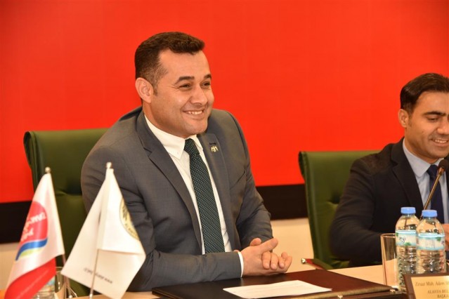 Hollanda’nın en popüler tatil sitesi Reisgraag tarafından Alanya’ya 2016 yılının “En İyi Tatil Şehri” ödülü verildi.

Alanya Turizm Tanıtma Vakfı’nın (ALTAV) Ocak ayında Hollanda’nın Utrecht şehrinde düzenlediği turizm fuarında, Reisgraag tatil sitesi tarafından yapılan yarışmada,  Alanya “En İyi Tatil Şehri” kategorisinde birinci sırada yer aldı. ALTAV yönetimi ödülle ilgili bugün Belediye Meclis Salonu’nda bir toplantı düzenleyerek ödülü Alanya Belediye Başkanı ve ALTAV Başkanı Adem Murat Yücel’e teslim etti.

“ÖDÜL ALANYA’NIN VE BAKANLIĞIN GURUR KAYNAĞI OLMUŞTUR”

Ödülle ilgili katılımcılara ve basın mensuplarına bilgi veren ALTAV Başkan Yardımcısı Mehmet Dahaoğlu, “Bu ödül Alanya’nın ve  Kültür ve Turizm Bakanlığı’nın gurur kaynağı olmuştur” dedi.
Dahaoğlu sözlerini şöyle sürdürdü: Ocak ayında Hollanda’nın Utrech şehrinde düzenlediğimiz turizm fuarında Alanya “En İyi Tatil Şehri” ödülüne layık görüldü. Bu tatil sitesi tamamen özgür, kimsenin baskısı altında kalmayan bir websitesi. Site, dünyanın çeşitli turizm destinasyonlarını gezen 6 bin kişi arasında bu puanlamayı yaptı ve  “En İyi Tatil Şehri” kategorisinde Alanya birinci sırada yer aldı. 

 Bizimle birlikte başka kategorilerde ödül alan ülkelerde oldu. Fakat şehir olarak Alanya en iyi şehir, Paris de en popüler şehir seçildi. Alanya hem Türkiye'nin hem de Kültür ve Turizm Bakanlığı'nın gururu oldu. Hollanda Müşavirlik Ateşe Yardımcısı Neşe Kıvılcım ve emeği geçen ALTİD ve ALTAV yöneticilerine teşekkür ederim.”

ALTAV Başkan Yardımcısı Mehmet Dahaoğlu, “Şu an bu site yöneticileri ile irtibat halindeyiz. Yeni bir yarışma düzenleyeceğiz. Alanya hakkında 5 soru soracağız. Bilen 4 kişiye 1 hafta Alanya tatili vereceğiz” diyerek  Reisgraag ile ilişkileri sürdüreceklerinin altını çizdi.

“ALANYA OLARAK ARZU ETTTİĞİMİZ HEDEFLERE BASAMAK BASAMAK YAKLAŞIYORUZ”

Alanya’nın ödül almasının sevincini yaşadıklarını kaydeden ALTAV ve Belediye Başkanı Adem Murat Yücel, Alanya olarak ve ALTAV olarak arzu edilen hedeflere ve kriterlere basamak  basamak yaklaştıklarını söyledi.  En İyi Tatil Şehri ödülüne layık görülmenin bölge ve ülke adına sevindirici olduğunu vurgulayan Başkan Yücel, konuşmasında şu cümlelere yer verdi:
Alanya halkına teşekkür ederim. Bundan sonra da mücadelemize devam edeceğiz. Bu yıl ki turizmle ilgili haberlerin umudumuzu kırmasına fırsat vermeden hedeflerimizi büyütmeye devam etmeliyiz. Ben de  bir yerel yönetici olarak sizlerin yanında durup, EMIT,  ITB Berlin gibi fuarlara katılıyorum. Gelecek hafta da İran’da düzenlenecek bir fuara katılacağım”.

“ALIŞILMIŞIN DIŞINA ÇIKMALIYIZ”

Başkan Yücel, “Alışılmışın dışına çıkıp hedef büyütmeliyiz. Yeni destinasyonlar, yeni pazarlar oluşturmak zorundayız. Her zaman iddia ettiğim gibi Alanya dünyanın en güzel şehridir” dedi.