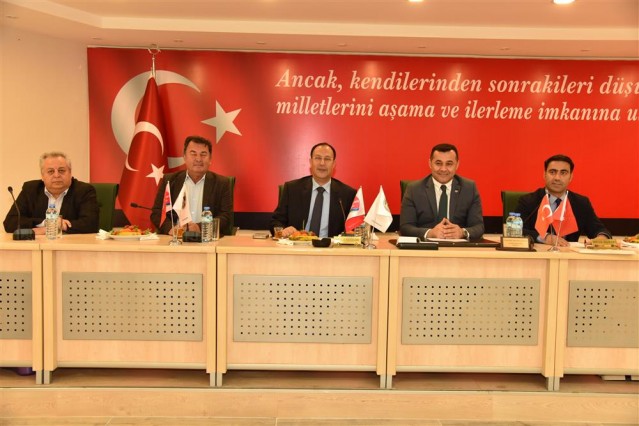 Hollanda’nın en popüler tatil sitesi Reisgraag tarafından Alanya’ya 2016 yılının “En İyi Tatil Şehri” ödülü verildi.

Alanya Turizm Tanıtma Vakfı’nın (ALTAV) Ocak ayında Hollanda’nın Utrecht şehrinde düzenlediği turizm fuarında, Reisgraag tatil sitesi tarafından yapılan yarışmada,  Alanya “En İyi Tatil Şehri” kategorisinde birinci sırada yer aldı. ALTAV yönetimi ödülle ilgili bugün Belediye Meclis Salonu’nda bir toplantı düzenleyerek ödülü Alanya Belediye Başkanı ve ALTAV Başkanı Adem Murat Yücel’e teslim etti.

“ÖDÜL ALANYA’NIN VE BAKANLIĞIN GURUR KAYNAĞI OLMUŞTUR”

Ödülle ilgili katılımcılara ve basın mensuplarına bilgi veren ALTAV Başkan Yardımcısı Mehmet Dahaoğlu, “Bu ödül Alanya’nın ve  Kültür ve Turizm Bakanlığı’nın gurur kaynağı olmuştur” dedi.
Dahaoğlu sözlerini şöyle sürdürdü: Ocak ayında Hollanda’nın Utrech şehrinde düzenlediğimiz turizm fuarında Alanya “En İyi Tatil Şehri” ödülüne layık görüldü. Bu tatil sitesi tamamen özgür, kimsenin baskısı altında kalmayan bir websitesi. Site, dünyanın çeşitli turizm destinasyonlarını gezen 6 bin kişi arasında bu puanlamayı yaptı ve  “En İyi Tatil Şehri” kategorisinde Alanya birinci sırada yer aldı. 

 Bizimle birlikte başka kategorilerde ödül alan ülkelerde oldu. Fakat şehir olarak Alanya en iyi şehir, Paris de en popüler şehir seçildi. Alanya hem Türkiye'nin hem de Kültür ve Turizm Bakanlığı'nın gururu oldu. Hollanda Müşavirlik Ateşe Yardımcısı Neşe Kıvılcım ve emeği geçen ALTİD ve ALTAV yöneticilerine teşekkür ederim.”

ALTAV Başkan Yardımcısı Mehmet Dahaoğlu, “Şu an bu site yöneticileri ile irtibat halindeyiz. Yeni bir yarışma düzenleyeceğiz. Alanya hakkında 5 soru soracağız. Bilen 4 kişiye 1 hafta Alanya tatili vereceğiz” diyerek  Reisgraag ile ilişkileri sürdüreceklerinin altını çizdi.

“ALANYA OLARAK ARZU ETTTİĞİMİZ HEDEFLERE BASAMAK BASAMAK YAKLAŞIYORUZ”

Alanya’nın ödül almasının sevincini yaşadıklarını kaydeden ALTAV ve Belediye Başkanı Adem Murat Yücel, Alanya olarak ve ALTAV olarak arzu edilen hedeflere ve kriterlere basamak  basamak yaklaştıklarını söyledi.  En İyi Tatil Şehri ödülüne layık görülmenin bölge ve ülke adına sevindirici olduğunu vurgulayan Başkan Yücel, konuşmasında şu cümlelere yer verdi:
Alanya halkına teşekkür ederim. Bundan sonra da mücadelemize devam edeceğiz. Bu yıl ki turizmle ilgili haberlerin umudumuzu kırmasına fırsat vermeden hedeflerimizi büyütmeye devam etmeliyiz. Ben de  bir yerel yönetici olarak sizlerin yanında durup, EMIT,  ITB Berlin gibi fuarlara katılıyorum. Gelecek hafta da İran’da düzenlenecek bir fuara katılacağım”.

“ALIŞILMIŞIN DIŞINA ÇIKMALIYIZ”

Başkan Yücel, “Alışılmışın dışına çıkıp hedef büyütmeliyiz. Yeni destinasyonlar, yeni pazarlar oluşturmak zorundayız. Her zaman iddia ettiğim gibi Alanya dünyanın en güzel şehridir” dedi.