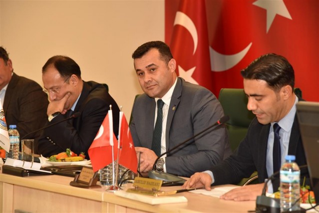 Hollanda’nın en popüler tatil sitesi Reisgraag tarafından Alanya’ya 2016 yılının “En İyi Tatil Şehri” ödülü verildi.

Alanya Turizm Tanıtma Vakfı’nın (ALTAV) Ocak ayında Hollanda’nın Utrecht şehrinde düzenlediği turizm fuarında, Reisgraag tatil sitesi tarafından yapılan yarışmada,  Alanya “En İyi Tatil Şehri” kategorisinde birinci sırada yer aldı. ALTAV yönetimi ödülle ilgili bugün Belediye Meclis Salonu’nda bir toplantı düzenleyerek ödülü Alanya Belediye Başkanı ve ALTAV Başkanı Adem Murat Yücel’e teslim etti.

“ÖDÜL ALANYA’NIN VE BAKANLIĞIN GURUR KAYNAĞI OLMUŞTUR”

Ödülle ilgili katılımcılara ve basın mensuplarına bilgi veren ALTAV Başkan Yardımcısı Mehmet Dahaoğlu, “Bu ödül Alanya’nın ve  Kültür ve Turizm Bakanlığı’nın gurur kaynağı olmuştur” dedi.
Dahaoğlu sözlerini şöyle sürdürdü: Ocak ayında Hollanda’nın Utrech şehrinde düzenlediğimiz turizm fuarında Alanya “En İyi Tatil Şehri” ödülüne layık görüldü. Bu tatil sitesi tamamen özgür, kimsenin baskısı altında kalmayan bir websitesi. Site, dünyanın çeşitli turizm destinasyonlarını gezen 6 bin kişi arasında bu puanlamayı yaptı ve  “En İyi Tatil Şehri” kategorisinde Alanya birinci sırada yer aldı. 

 Bizimle birlikte başka kategorilerde ödül alan ülkelerde oldu. Fakat şehir olarak Alanya en iyi şehir, Paris de en popüler şehir seçildi. Alanya hem Türkiye'nin hem de Kültür ve Turizm Bakanlığı'nın gururu oldu. Hollanda Müşavirlik Ateşe Yardımcısı Neşe Kıvılcım ve emeği geçen ALTİD ve ALTAV yöneticilerine teşekkür ederim.”

ALTAV Başkan Yardımcısı Mehmet Dahaoğlu, “Şu an bu site yöneticileri ile irtibat halindeyiz. Yeni bir yarışma düzenleyeceğiz. Alanya hakkında 5 soru soracağız. Bilen 4 kişiye 1 hafta Alanya tatili vereceğiz” diyerek  Reisgraag ile ilişkileri sürdüreceklerinin altını çizdi.

“ALANYA OLARAK ARZU ETTTİĞİMİZ HEDEFLERE BASAMAK BASAMAK YAKLAŞIYORUZ”

Alanya’nın ödül almasının sevincini yaşadıklarını kaydeden ALTAV ve Belediye Başkanı Adem Murat Yücel, Alanya olarak ve ALTAV olarak arzu edilen hedeflere ve kriterlere basamak  basamak yaklaştıklarını söyledi.  En İyi Tatil Şehri ödülüne layık görülmenin bölge ve ülke adına sevindirici olduğunu vurgulayan Başkan Yücel, konuşmasında şu cümlelere yer verdi:
Alanya halkına teşekkür ederim. Bundan sonra da mücadelemize devam edeceğiz. Bu yıl ki turizmle ilgili haberlerin umudumuzu kırmasına fırsat vermeden hedeflerimizi büyütmeye devam etmeliyiz. Ben de  bir yerel yönetici olarak sizlerin yanında durup, EMIT,  ITB Berlin gibi fuarlara katılıyorum. Gelecek hafta da İran’da düzenlenecek bir fuara katılacağım”.

“ALIŞILMIŞIN DIŞINA ÇIKMALIYIZ”

Başkan Yücel, “Alışılmışın dışına çıkıp hedef büyütmeliyiz. Yeni destinasyonlar, yeni pazarlar oluşturmak zorundayız. Her zaman iddia ettiğim gibi Alanya dünyanın en güzel şehridir” dedi.