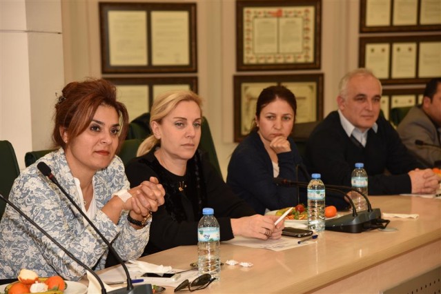 Hollanda’nın en popüler tatil sitesi Reisgraag tarafından Alanya’ya 2016 yılının “En İyi Tatil Şehri” ödülü verildi.

Alanya Turizm Tanıtma Vakfı’nın (ALTAV) Ocak ayında Hollanda’nın Utrecht şehrinde düzenlediği turizm fuarında, Reisgraag tatil sitesi tarafından yapılan yarışmada,  Alanya “En İyi Tatil Şehri” kategorisinde birinci sırada yer aldı. ALTAV yönetimi ödülle ilgili bugün Belediye Meclis Salonu’nda bir toplantı düzenleyerek ödülü Alanya Belediye Başkanı ve ALTAV Başkanı Adem Murat Yücel’e teslim etti.

“ÖDÜL ALANYA’NIN VE BAKANLIĞIN GURUR KAYNAĞI OLMUŞTUR”

Ödülle ilgili katılımcılara ve basın mensuplarına bilgi veren ALTAV Başkan Yardımcısı Mehmet Dahaoğlu, “Bu ödül Alanya’nın ve  Kültür ve Turizm Bakanlığı’nın gurur kaynağı olmuştur” dedi.
Dahaoğlu sözlerini şöyle sürdürdü: Ocak ayında Hollanda’nın Utrech şehrinde düzenlediğimiz turizm fuarında Alanya “En İyi Tatil Şehri” ödülüne layık görüldü. Bu tatil sitesi tamamen özgür, kimsenin baskısı altında kalmayan bir websitesi. Site, dünyanın çeşitli turizm destinasyonlarını gezen 6 bin kişi arasında bu puanlamayı yaptı ve  “En İyi Tatil Şehri” kategorisinde Alanya birinci sırada yer aldı. 

 Bizimle birlikte başka kategorilerde ödül alan ülkelerde oldu. Fakat şehir olarak Alanya en iyi şehir, Paris de en popüler şehir seçildi. Alanya hem Türkiye'nin hem de Kültür ve Turizm Bakanlığı'nın gururu oldu. Hollanda Müşavirlik Ateşe Yardımcısı Neşe Kıvılcım ve emeği geçen ALTİD ve ALTAV yöneticilerine teşekkür ederim.”

ALTAV Başkan Yardımcısı Mehmet Dahaoğlu, “Şu an bu site yöneticileri ile irtibat halindeyiz. Yeni bir yarışma düzenleyeceğiz. Alanya hakkında 5 soru soracağız. Bilen 4 kişiye 1 hafta Alanya tatili vereceğiz” diyerek  Reisgraag ile ilişkileri sürdüreceklerinin altını çizdi.

“ALANYA OLARAK ARZU ETTTİĞİMİZ HEDEFLERE BASAMAK BASAMAK YAKLAŞIYORUZ”

Alanya’nın ödül almasının sevincini yaşadıklarını kaydeden ALTAV ve Belediye Başkanı Adem Murat Yücel, Alanya olarak ve ALTAV olarak arzu edilen hedeflere ve kriterlere basamak  basamak yaklaştıklarını söyledi.  En İyi Tatil Şehri ödülüne layık görülmenin bölge ve ülke adına sevindirici olduğunu vurgulayan Başkan Yücel, konuşmasında şu cümlelere yer verdi:
Alanya halkına teşekkür ederim. Bundan sonra da mücadelemize devam edeceğiz. Bu yıl ki turizmle ilgili haberlerin umudumuzu kırmasına fırsat vermeden hedeflerimizi büyütmeye devam etmeliyiz. Ben de  bir yerel yönetici olarak sizlerin yanında durup, EMIT,  ITB Berlin gibi fuarlara katılıyorum. Gelecek hafta da İran’da düzenlenecek bir fuara katılacağım”.

“ALIŞILMIŞIN DIŞINA ÇIKMALIYIZ”

Başkan Yücel, “Alışılmışın dışına çıkıp hedef büyütmeliyiz. Yeni destinasyonlar, yeni pazarlar oluşturmak zorundayız. Her zaman iddia ettiğim gibi Alanya dünyanın en güzel şehridir” dedi.