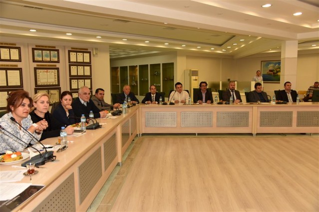 Hollanda’nın en popüler tatil sitesi Reisgraag tarafından Alanya’ya 2016 yılının “En İyi Tatil Şehri” ödülü verildi.

Alanya Turizm Tanıtma Vakfı’nın (ALTAV) Ocak ayında Hollanda’nın Utrecht şehrinde düzenlediği turizm fuarında, Reisgraag tatil sitesi tarafından yapılan yarışmada,  Alanya “En İyi Tatil Şehri” kategorisinde birinci sırada yer aldı. ALTAV yönetimi ödülle ilgili bugün Belediye Meclis Salonu’nda bir toplantı düzenleyerek ödülü Alanya Belediye Başkanı ve ALTAV Başkanı Adem Murat Yücel’e teslim etti.

“ÖDÜL ALANYA’NIN VE BAKANLIĞIN GURUR KAYNAĞI OLMUŞTUR”

Ödülle ilgili katılımcılara ve basın mensuplarına bilgi veren ALTAV Başkan Yardımcısı Mehmet Dahaoğlu, “Bu ödül Alanya’nın ve  Kültür ve Turizm Bakanlığı’nın gurur kaynağı olmuştur” dedi.
Dahaoğlu sözlerini şöyle sürdürdü: Ocak ayında Hollanda’nın Utrech şehrinde düzenlediğimiz turizm fuarında Alanya “En İyi Tatil Şehri” ödülüne layık görüldü. Bu tatil sitesi tamamen özgür, kimsenin baskısı altında kalmayan bir websitesi. Site, dünyanın çeşitli turizm destinasyonlarını gezen 6 bin kişi arasında bu puanlamayı yaptı ve  “En İyi Tatil Şehri” kategorisinde Alanya birinci sırada yer aldı. 

 Bizimle birlikte başka kategorilerde ödül alan ülkelerde oldu. Fakat şehir olarak Alanya en iyi şehir, Paris de en popüler şehir seçildi. Alanya hem Türkiye'nin hem de Kültür ve Turizm Bakanlığı'nın gururu oldu. Hollanda Müşavirlik Ateşe Yardımcısı Neşe Kıvılcım ve emeği geçen ALTİD ve ALTAV yöneticilerine teşekkür ederim.”

ALTAV Başkan Yardımcısı Mehmet Dahaoğlu, “Şu an bu site yöneticileri ile irtibat halindeyiz. Yeni bir yarışma düzenleyeceğiz. Alanya hakkında 5 soru soracağız. Bilen 4 kişiye 1 hafta Alanya tatili vereceğiz” diyerek  Reisgraag ile ilişkileri sürdüreceklerinin altını çizdi.

“ALANYA OLARAK ARZU ETTTİĞİMİZ HEDEFLERE BASAMAK BASAMAK YAKLAŞIYORUZ”

Alanya’nın ödül almasının sevincini yaşadıklarını kaydeden ALTAV ve Belediye Başkanı Adem Murat Yücel, Alanya olarak ve ALTAV olarak arzu edilen hedeflere ve kriterlere basamak  basamak yaklaştıklarını söyledi.  En İyi Tatil Şehri ödülüne layık görülmenin bölge ve ülke adına sevindirici olduğunu vurgulayan Başkan Yücel, konuşmasında şu cümlelere yer verdi:
Alanya halkına teşekkür ederim. Bundan sonra da mücadelemize devam edeceğiz. Bu yıl ki turizmle ilgili haberlerin umudumuzu kırmasına fırsat vermeden hedeflerimizi büyütmeye devam etmeliyiz. Ben de  bir yerel yönetici olarak sizlerin yanında durup, EMIT,  ITB Berlin gibi fuarlara katılıyorum. Gelecek hafta da İran’da düzenlenecek bir fuara katılacağım”.

“ALIŞILMIŞIN DIŞINA ÇIKMALIYIZ”

Başkan Yücel, “Alışılmışın dışına çıkıp hedef büyütmeliyiz. Yeni destinasyonlar, yeni pazarlar oluşturmak zorundayız. Her zaman iddia ettiğim gibi Alanya dünyanın en güzel şehridir” dedi.