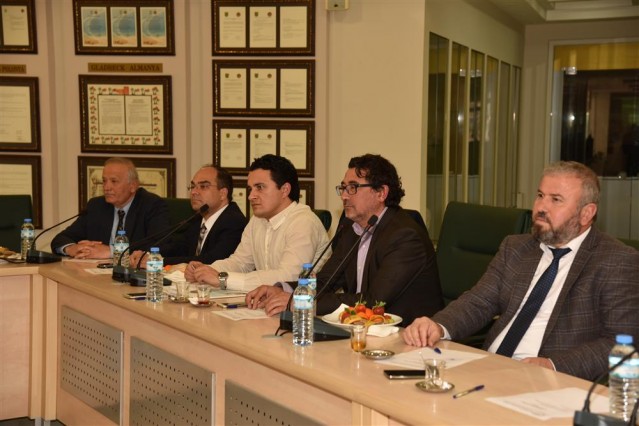 Hollanda’nın en popüler tatil sitesi Reisgraag tarafından Alanya’ya 2016 yılının “En İyi Tatil Şehri” ödülü verildi.

Alanya Turizm Tanıtma Vakfı’nın (ALTAV) Ocak ayında Hollanda’nın Utrecht şehrinde düzenlediği turizm fuarında, Reisgraag tatil sitesi tarafından yapılan yarışmada,  Alanya “En İyi Tatil Şehri” kategorisinde birinci sırada yer aldı. ALTAV yönetimi ödülle ilgili bugün Belediye Meclis Salonu’nda bir toplantı düzenleyerek ödülü Alanya Belediye Başkanı ve ALTAV Başkanı Adem Murat Yücel’e teslim etti.

“ÖDÜL ALANYA’NIN VE BAKANLIĞIN GURUR KAYNAĞI OLMUŞTUR”

Ödülle ilgili katılımcılara ve basın mensuplarına bilgi veren ALTAV Başkan Yardımcısı Mehmet Dahaoğlu, “Bu ödül Alanya’nın ve  Kültür ve Turizm Bakanlığı’nın gurur kaynağı olmuştur” dedi.
Dahaoğlu sözlerini şöyle sürdürdü: Ocak ayında Hollanda’nın Utrech şehrinde düzenlediğimiz turizm fuarında Alanya “En İyi Tatil Şehri” ödülüne layık görüldü. Bu tatil sitesi tamamen özgür, kimsenin baskısı altında kalmayan bir websitesi. Site, dünyanın çeşitli turizm destinasyonlarını gezen 6 bin kişi arasında bu puanlamayı yaptı ve  “En İyi Tatil Şehri” kategorisinde Alanya birinci sırada yer aldı. 

 Bizimle birlikte başka kategorilerde ödül alan ülkelerde oldu. Fakat şehir olarak Alanya en iyi şehir, Paris de en popüler şehir seçildi. Alanya hem Türkiye'nin hem de Kültür ve Turizm Bakanlığı'nın gururu oldu. Hollanda Müşavirlik Ateşe Yardımcısı Neşe Kıvılcım ve emeği geçen ALTİD ve ALTAV yöneticilerine teşekkür ederim.”

ALTAV Başkan Yardımcısı Mehmet Dahaoğlu, “Şu an bu site yöneticileri ile irtibat halindeyiz. Yeni bir yarışma düzenleyeceğiz. Alanya hakkında 5 soru soracağız. Bilen 4 kişiye 1 hafta Alanya tatili vereceğiz” diyerek  Reisgraag ile ilişkileri sürdüreceklerinin altını çizdi.

“ALANYA OLARAK ARZU ETTTİĞİMİZ HEDEFLERE BASAMAK BASAMAK YAKLAŞIYORUZ”

Alanya’nın ödül almasının sevincini yaşadıklarını kaydeden ALTAV ve Belediye Başkanı Adem Murat Yücel, Alanya olarak ve ALTAV olarak arzu edilen hedeflere ve kriterlere basamak  basamak yaklaştıklarını söyledi.  En İyi Tatil Şehri ödülüne layık görülmenin bölge ve ülke adına sevindirici olduğunu vurgulayan Başkan Yücel, konuşmasında şu cümlelere yer verdi:
Alanya halkına teşekkür ederim. Bundan sonra da mücadelemize devam edeceğiz. Bu yıl ki turizmle ilgili haberlerin umudumuzu kırmasına fırsat vermeden hedeflerimizi büyütmeye devam etmeliyiz. Ben de  bir yerel yönetici olarak sizlerin yanında durup, EMIT,  ITB Berlin gibi fuarlara katılıyorum. Gelecek hafta da İran’da düzenlenecek bir fuara katılacağım”.

“ALIŞILMIŞIN DIŞINA ÇIKMALIYIZ”

Başkan Yücel, “Alışılmışın dışına çıkıp hedef büyütmeliyiz. Yeni destinasyonlar, yeni pazarlar oluşturmak zorundayız. Her zaman iddia ettiğim gibi Alanya dünyanın en güzel şehridir” dedi.