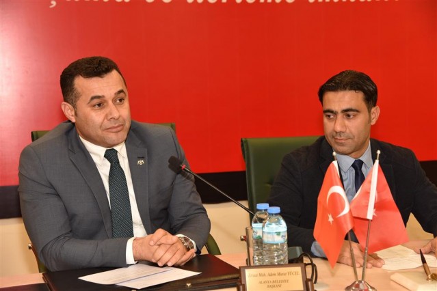 Hollanda’nın en popüler tatil sitesi Reisgraag tarafından Alanya’ya 2016 yılının “En İyi Tatil Şehri” ödülü verildi.

Alanya Turizm Tanıtma Vakfı’nın (ALTAV) Ocak ayında Hollanda’nın Utrecht şehrinde düzenlediği turizm fuarında, Reisgraag tatil sitesi tarafından yapılan yarışmada,  Alanya “En İyi Tatil Şehri” kategorisinde birinci sırada yer aldı. ALTAV yönetimi ödülle ilgili bugün Belediye Meclis Salonu’nda bir toplantı düzenleyerek ödülü Alanya Belediye Başkanı ve ALTAV Başkanı Adem Murat Yücel’e teslim etti.

“ÖDÜL ALANYA’NIN VE BAKANLIĞIN GURUR KAYNAĞI OLMUŞTUR”

Ödülle ilgili katılımcılara ve basın mensuplarına bilgi veren ALTAV Başkan Yardımcısı Mehmet Dahaoğlu, “Bu ödül Alanya’nın ve  Kültür ve Turizm Bakanlığı’nın gurur kaynağı olmuştur” dedi.
Dahaoğlu sözlerini şöyle sürdürdü: Ocak ayında Hollanda’nın Utrech şehrinde düzenlediğimiz turizm fuarında Alanya “En İyi Tatil Şehri” ödülüne layık görüldü. Bu tatil sitesi tamamen özgür, kimsenin baskısı altında kalmayan bir websitesi. Site, dünyanın çeşitli turizm destinasyonlarını gezen 6 bin kişi arasında bu puanlamayı yaptı ve  “En İyi Tatil Şehri” kategorisinde Alanya birinci sırada yer aldı. 

 Bizimle birlikte başka kategorilerde ödül alan ülkelerde oldu. Fakat şehir olarak Alanya en iyi şehir, Paris de en popüler şehir seçildi. Alanya hem Türkiye'nin hem de Kültür ve Turizm Bakanlığı'nın gururu oldu. Hollanda Müşavirlik Ateşe Yardımcısı Neşe Kıvılcım ve emeği geçen ALTİD ve ALTAV yöneticilerine teşekkür ederim.”

ALTAV Başkan Yardımcısı Mehmet Dahaoğlu, “Şu an bu site yöneticileri ile irtibat halindeyiz. Yeni bir yarışma düzenleyeceğiz. Alanya hakkında 5 soru soracağız. Bilen 4 kişiye 1 hafta Alanya tatili vereceğiz” diyerek  Reisgraag ile ilişkileri sürdüreceklerinin altını çizdi.

“ALANYA OLARAK ARZU ETTTİĞİMİZ HEDEFLERE BASAMAK BASAMAK YAKLAŞIYORUZ”

Alanya’nın ödül almasının sevincini yaşadıklarını kaydeden ALTAV ve Belediye Başkanı Adem Murat Yücel, Alanya olarak ve ALTAV olarak arzu edilen hedeflere ve kriterlere basamak  basamak yaklaştıklarını söyledi.  En İyi Tatil Şehri ödülüne layık görülmenin bölge ve ülke adına sevindirici olduğunu vurgulayan Başkan Yücel, konuşmasında şu cümlelere yer verdi:
Alanya halkına teşekkür ederim. Bundan sonra da mücadelemize devam edeceğiz. Bu yıl ki turizmle ilgili haberlerin umudumuzu kırmasına fırsat vermeden hedeflerimizi büyütmeye devam etmeliyiz. Ben de  bir yerel yönetici olarak sizlerin yanında durup, EMIT,  ITB Berlin gibi fuarlara katılıyorum. Gelecek hafta da İran’da düzenlenecek bir fuara katılacağım”.

“ALIŞILMIŞIN DIŞINA ÇIKMALIYIZ”

Başkan Yücel, “Alışılmışın dışına çıkıp hedef büyütmeliyiz. Yeni destinasyonlar, yeni pazarlar oluşturmak zorundayız. Her zaman iddia ettiğim gibi Alanya dünyanın en güzel şehridir” dedi.