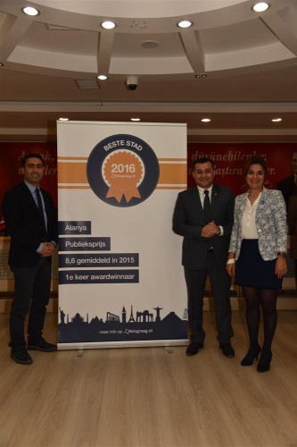 Hollanda’nın en popüler tatil sitesi Reisgraag tarafından Alanya’ya 2016 yılının “En İyi Tatil Şehri” ödülü verildi.

Alanya Turizm Tanıtma Vakfı’nın (ALTAV) Ocak ayında Hollanda’nın Utrecht şehrinde düzenlediği turizm fuarında, Reisgraag tatil sitesi tarafından yapılan yarışmada,  Alanya “En İyi Tatil Şehri” kategorisinde birinci sırada yer aldı. ALTAV yönetimi ödülle ilgili bugün Belediye Meclis Salonu’nda bir toplantı düzenleyerek ödülü Alanya Belediye Başkanı ve ALTAV Başkanı Adem Murat Yücel’e teslim etti.

“ÖDÜL ALANYA’NIN VE BAKANLIĞIN GURUR KAYNAĞI OLMUŞTUR”

Ödülle ilgili katılımcılara ve basın mensuplarına bilgi veren ALTAV Başkan Yardımcısı Mehmet Dahaoğlu, “Bu ödül Alanya’nın ve  Kültür ve Turizm Bakanlığı’nın gurur kaynağı olmuştur” dedi.
Dahaoğlu sözlerini şöyle sürdürdü: Ocak ayında Hollanda’nın Utrech şehrinde düzenlediğimiz turizm fuarında Alanya “En İyi Tatil Şehri” ödülüne layık görüldü. Bu tatil sitesi tamamen özgür, kimsenin baskısı altında kalmayan bir websitesi. Site, dünyanın çeşitli turizm destinasyonlarını gezen 6 bin kişi arasında bu puanlamayı yaptı ve  “En İyi Tatil Şehri” kategorisinde Alanya birinci sırada yer aldı. 

 Bizimle birlikte başka kategorilerde ödül alan ülkelerde oldu. Fakat şehir olarak Alanya en iyi şehir, Paris de en popüler şehir seçildi. Alanya hem Türkiye'nin hem de Kültür ve Turizm Bakanlığı'nın gururu oldu. Hollanda Müşavirlik Ateşe Yardımcısı Neşe Kıvılcım ve emeği geçen ALTİD ve ALTAV yöneticilerine teşekkür ederim.”

ALTAV Başkan Yardımcısı Mehmet Dahaoğlu, “Şu an bu site yöneticileri ile irtibat halindeyiz. Yeni bir yarışma düzenleyeceğiz. Alanya hakkında 5 soru soracağız. Bilen 4 kişiye 1 hafta Alanya tatili vereceğiz” diyerek  Reisgraag ile ilişkileri sürdüreceklerinin altını çizdi.

“ALANYA OLARAK ARZU ETTTİĞİMİZ HEDEFLERE BASAMAK BASAMAK YAKLAŞIYORUZ”

Alanya’nın ödül almasının sevincini yaşadıklarını kaydeden ALTAV ve Belediye Başkanı Adem Murat Yücel, Alanya olarak ve ALTAV olarak arzu edilen hedeflere ve kriterlere basamak  basamak yaklaştıklarını söyledi.  En İyi Tatil Şehri ödülüne layık görülmenin bölge ve ülke adına sevindirici olduğunu vurgulayan Başkan Yücel, konuşmasında şu cümlelere yer verdi:
Alanya halkına teşekkür ederim. Bundan sonra da mücadelemize devam edeceğiz. Bu yıl ki turizmle ilgili haberlerin umudumuzu kırmasına fırsat vermeden hedeflerimizi büyütmeye devam etmeliyiz. Ben de  bir yerel yönetici olarak sizlerin yanında durup, EMIT,  ITB Berlin gibi fuarlara katılıyorum. Gelecek hafta da İran’da düzenlenecek bir fuara katılacağım”.

“ALIŞILMIŞIN DIŞINA ÇIKMALIYIZ”

Başkan Yücel, “Alışılmışın dışına çıkıp hedef büyütmeliyiz. Yeni destinasyonlar, yeni pazarlar oluşturmak zorundayız. Her zaman iddia ettiğim gibi Alanya dünyanın en güzel şehridir” dedi.