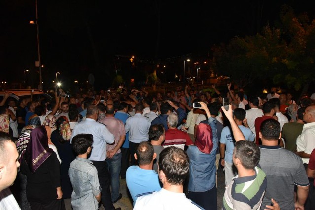 Dün akşam ifadeleri alındıktan sonra serbest belediye birim amirleri ve personel coşkuyla karşılandı. 
Önceki gün sabah saatlerinde gözaltına alınarak önce Saray Polis Karakolu'na daha sonra Antalya'ya götürülen Alanya Belediyesi'nden dördü birim Amiri 13 personelin 8'i serbest kaldı. Dün alınan ifadelerin ardından Zabıta Müdürü Hasan Akın, Ruhsat İşleri Müdürü Lokman Çalış, Plan ve Proje Müdürü İlker Şenkal, Veteriner Hekimi Ali Yavuz, Hasan Gülerer, Cem Çaycoşar, Filiz Karaçay  serbest bırakıldı.