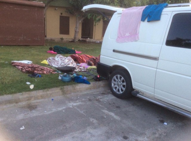 Bayram tatilinde araçlarıyla Alanya'ya gelen bazı insanlar, otel ücreti ödememek için parklarda yatıp, kalktılar. Bu insanların arkalarında bıraktıkları manzara ise çöplüğü andırdı.